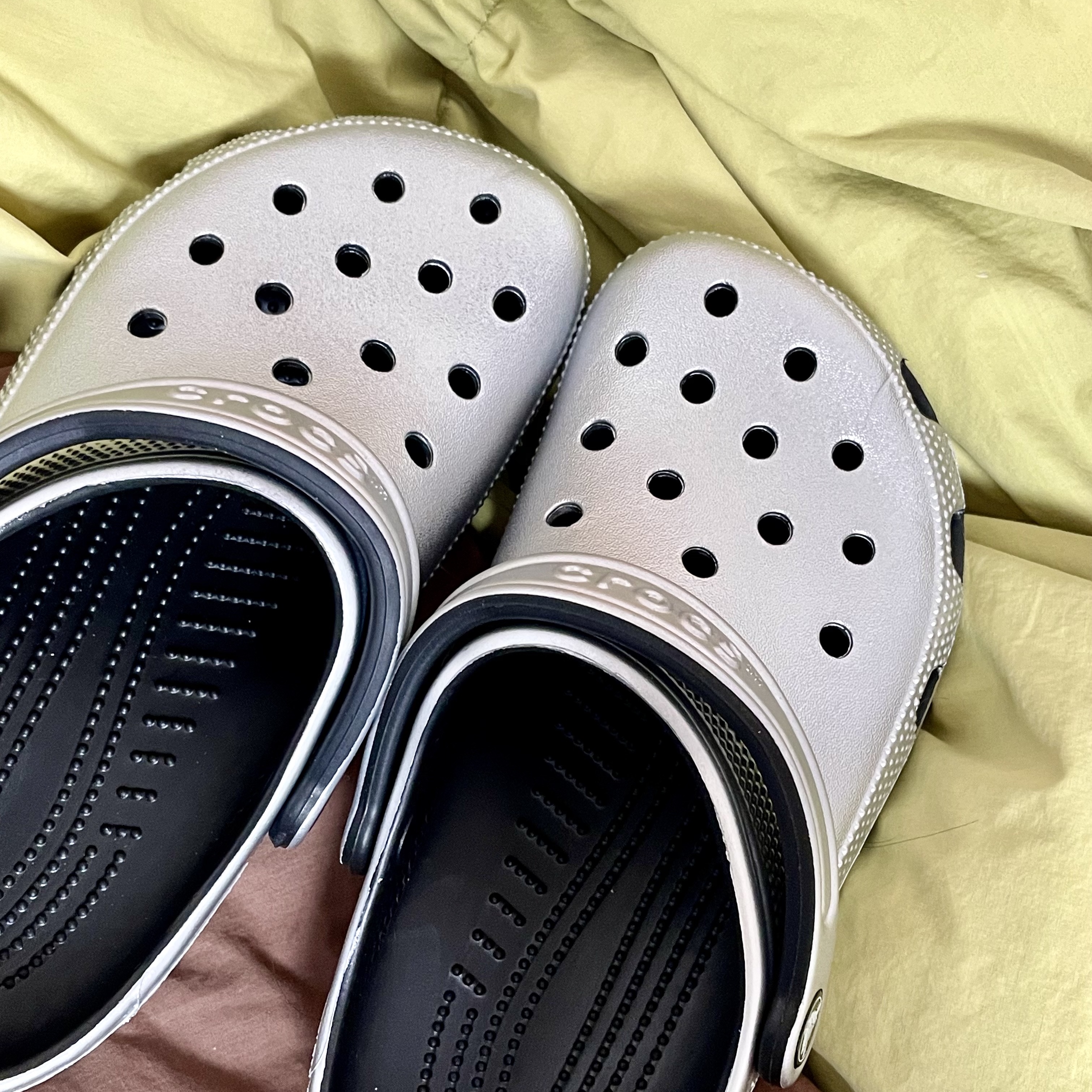 Crocs Classic Metallic Clog Silver 착용 스타일
