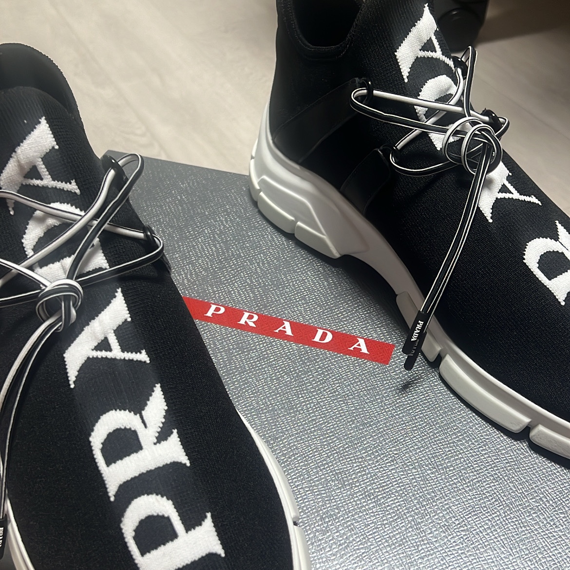 Prada XY Knit Sneakers Black White 착용 스타일 - 1