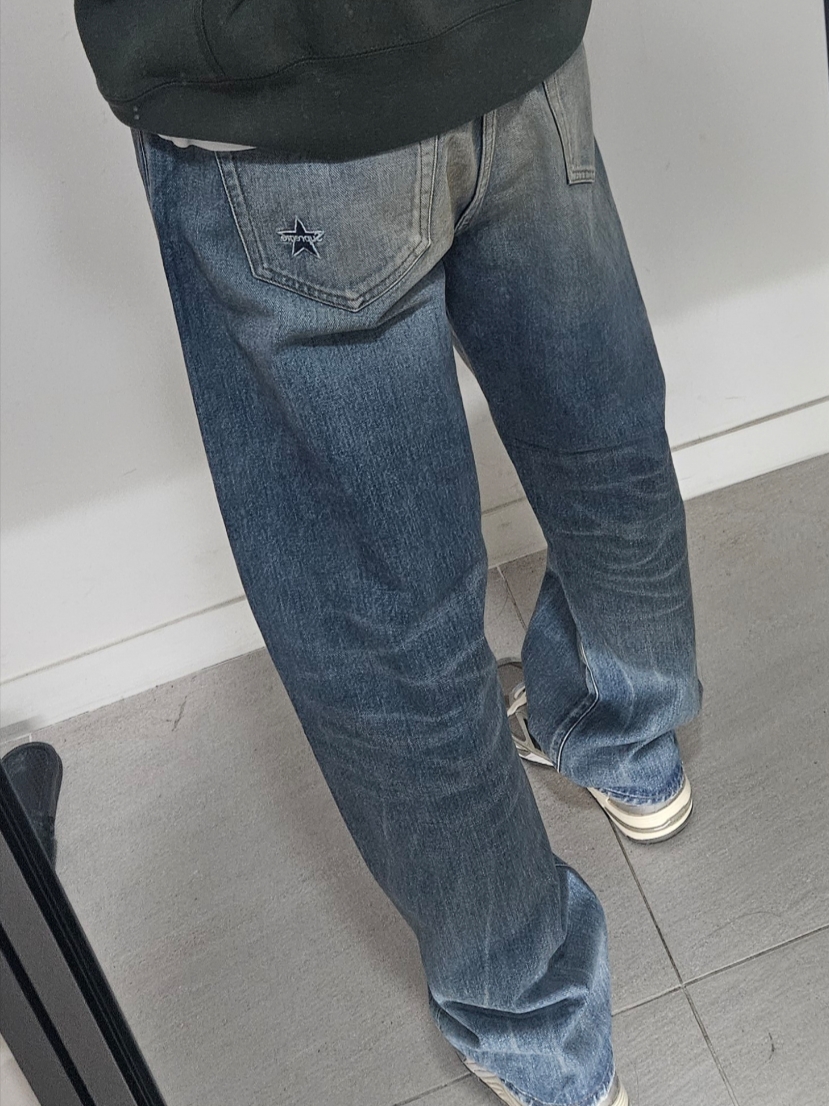 Supreme Distressed Loose Fit Selvedge Jean Washed Indigo - 24SS, Supreme Futura Hooded Sweatshirt Dark Olive - 24SS 착용 스타일 - 1