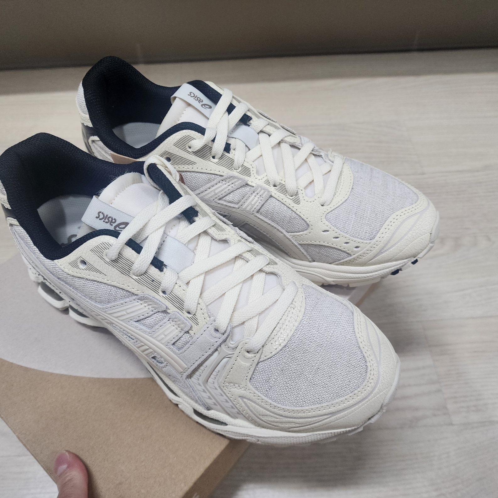 Asics Gel-Kayano 14 Imperfection Pack Cream 착용 스타일 - 2