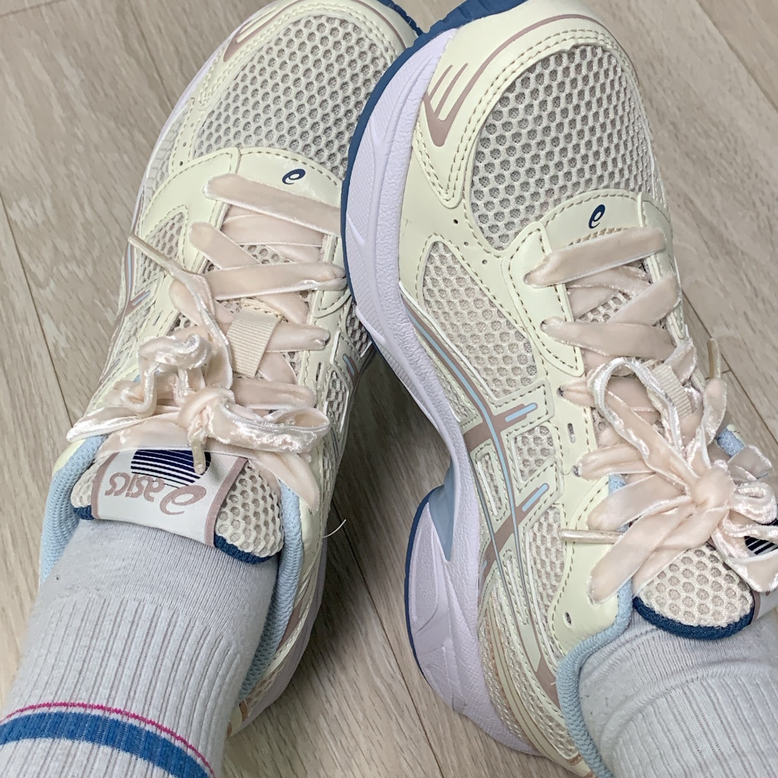 (W) Asics Gel-1130 Birch Mineral Beige 착용 스타일 - 2