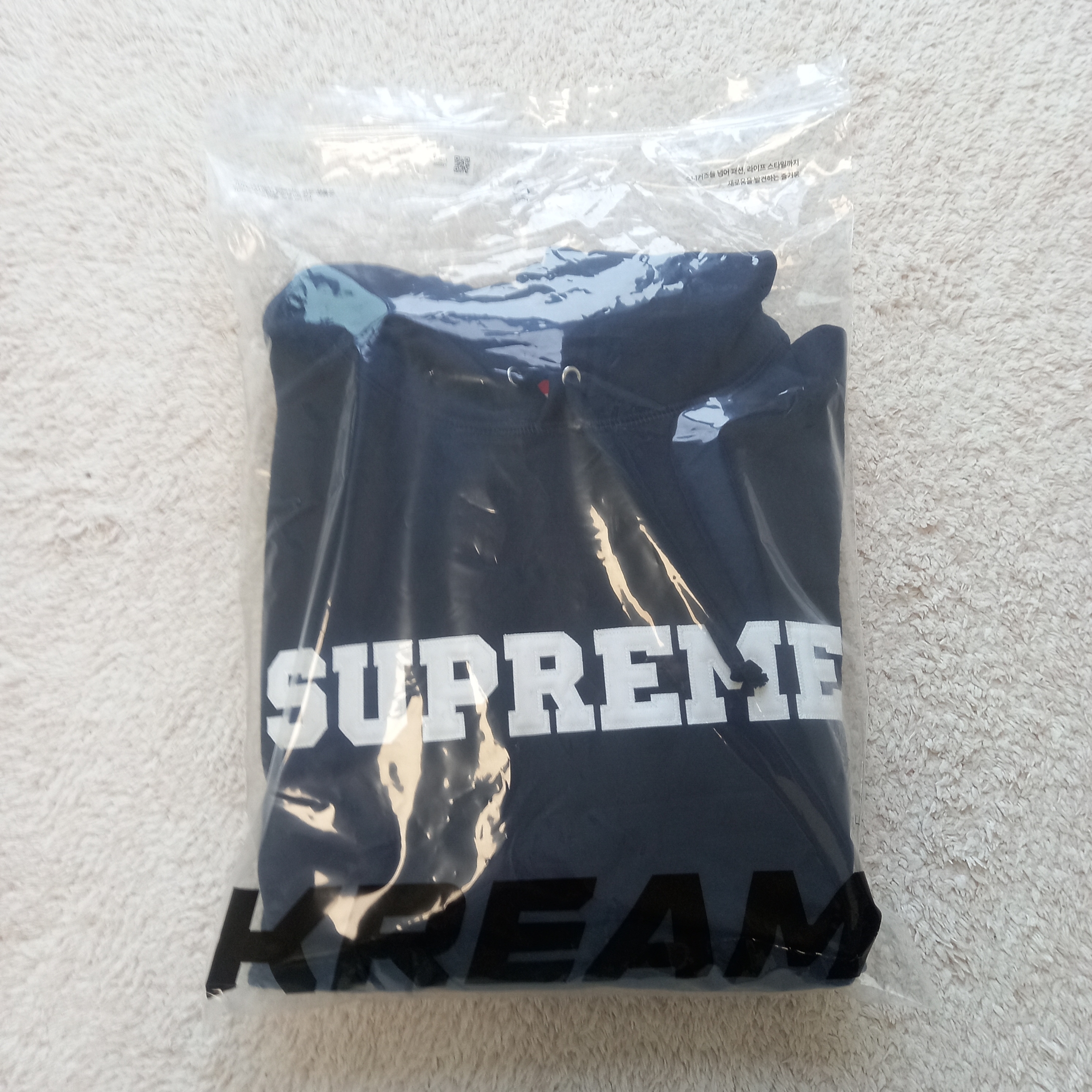 Supreme Collegiate Hooded Sweatshirt Navy - 24SS, Supreme Washed Chino Twill Camp Cap Dirty Indigo - 24SS 착용 스타일 - 1