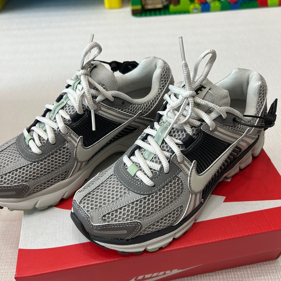 (W) Nike Zoom Vomero 5 Cobblestone and Flat Pewter 착용 스타일