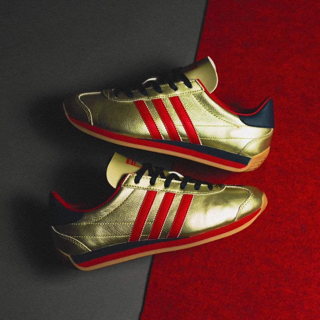 Adidas Country OG Gold Metallic Better Scarlet 착용 스타일