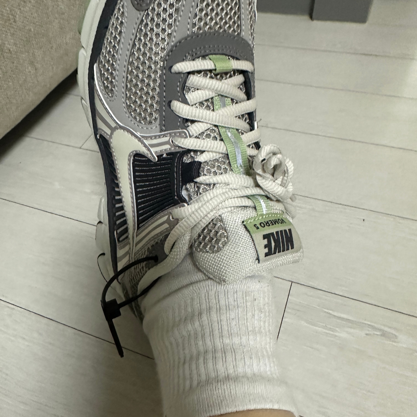 (W) Nike Zoom Vomero 5 Cobblestone and Flat Pewter 착용 스타일