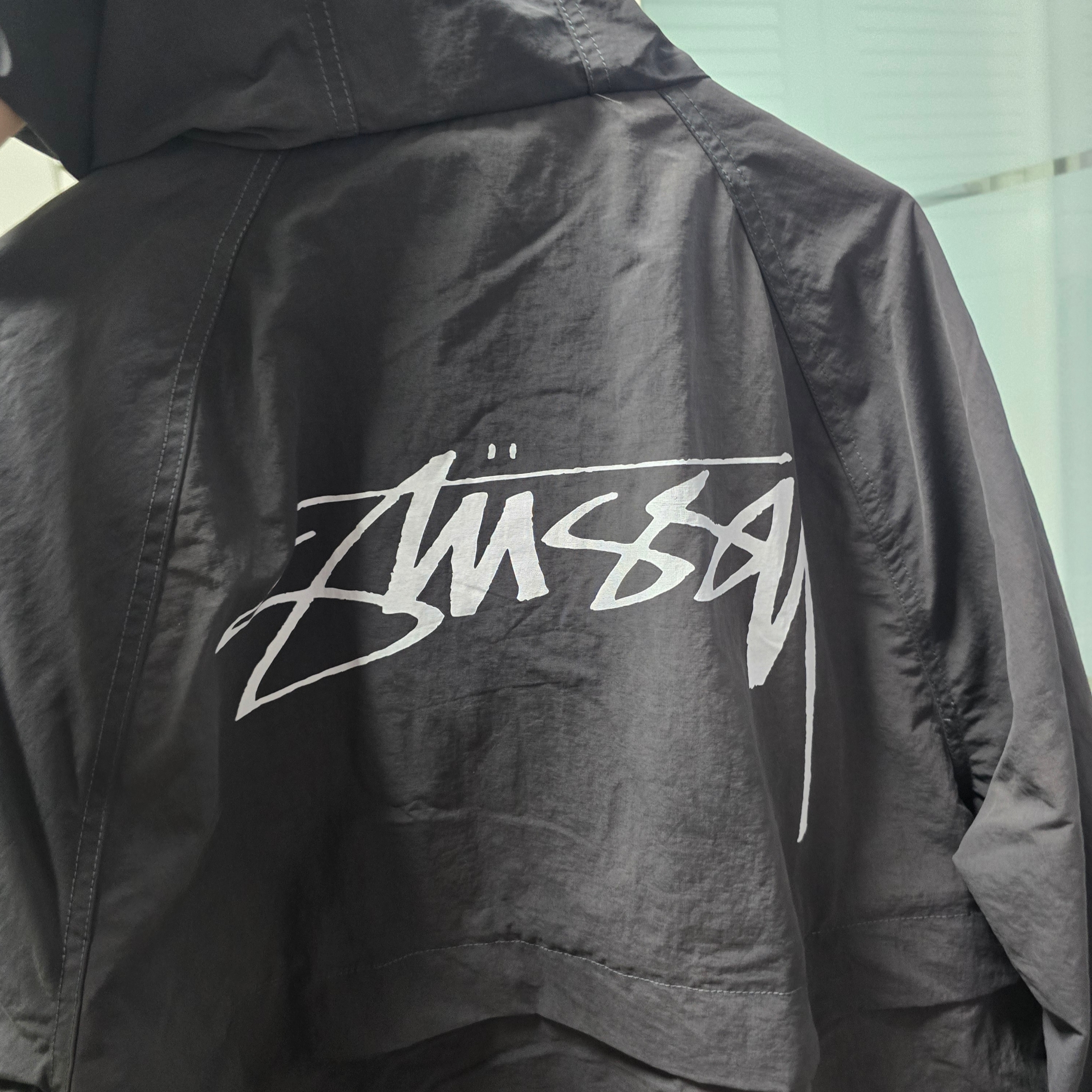 Stussy Wave Dye Beach Shell Jacket Black 착용 스타일