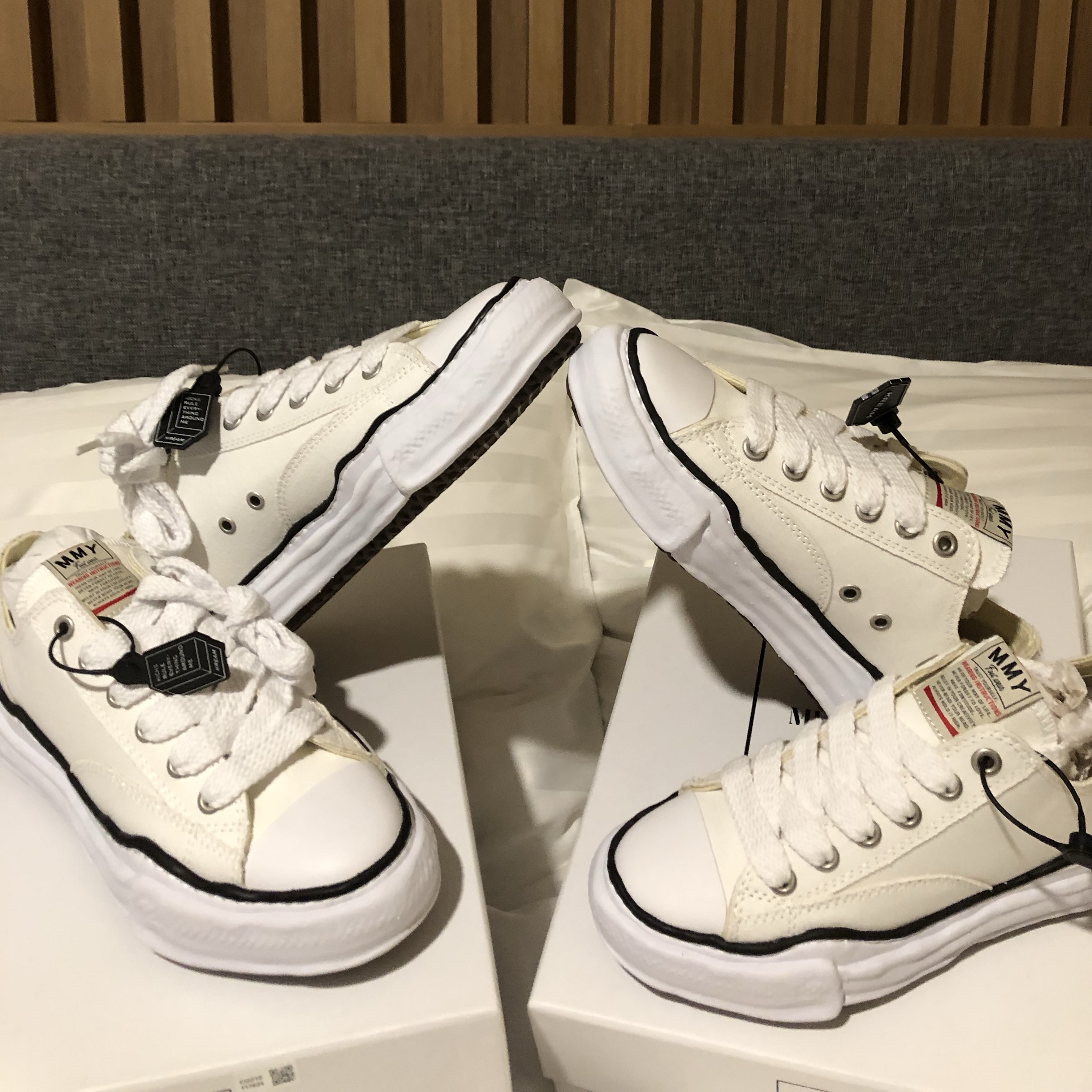 Maison Mihara Yasuhiro Peterson OG Sole Canvas Low Sneakers White 착용 스타일 - 3