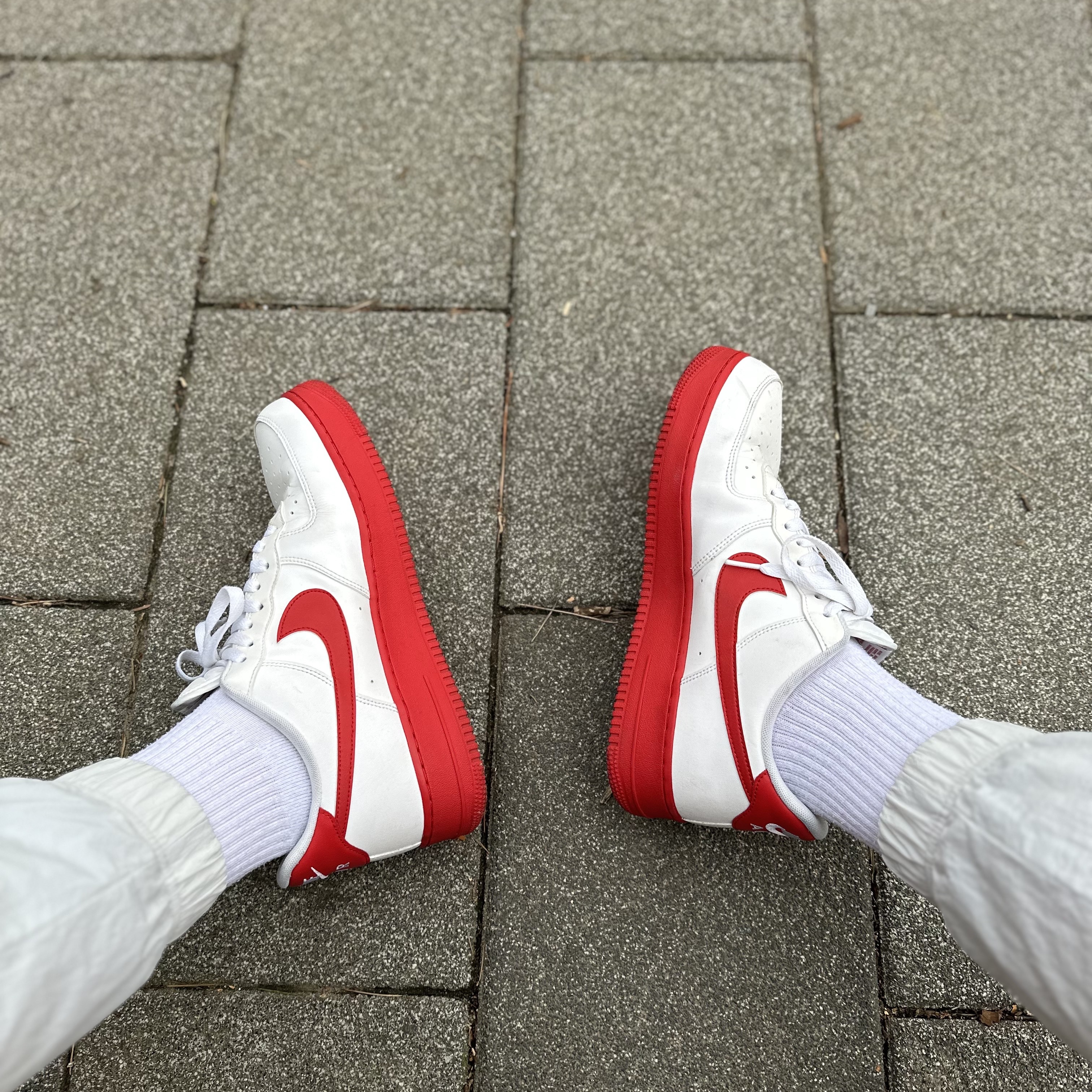 Nike Air Force 1 Low White Red Midsole 착용 스타일 - 2
