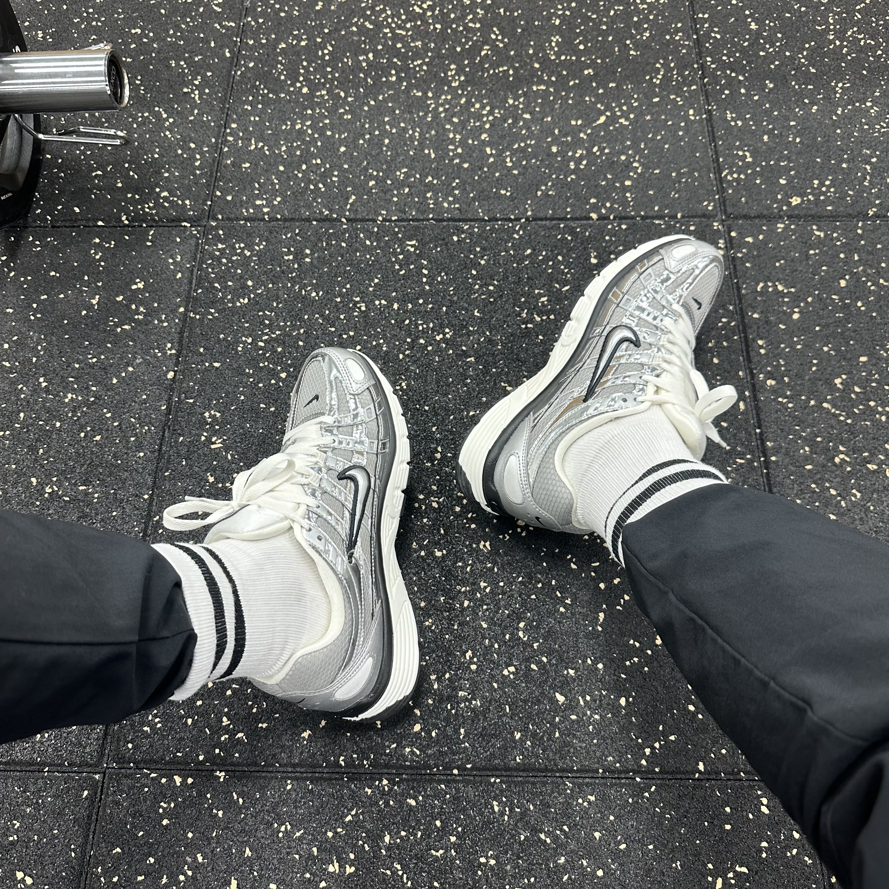 Nike P-6000 Metallic Silver 착용 스타일