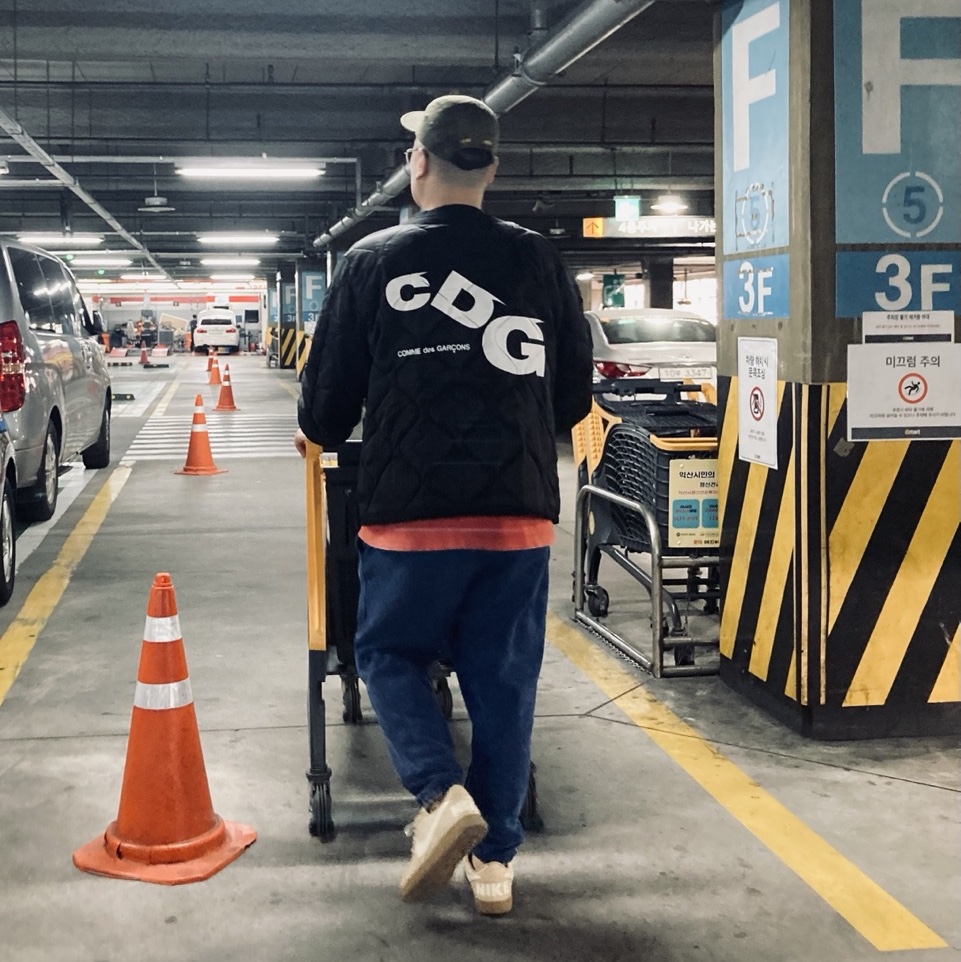 CDG x Alpha Industries Liner Jacket Black, Supreme Military Camp Cap Flecktarn Camo - 23FW 착용 스타일