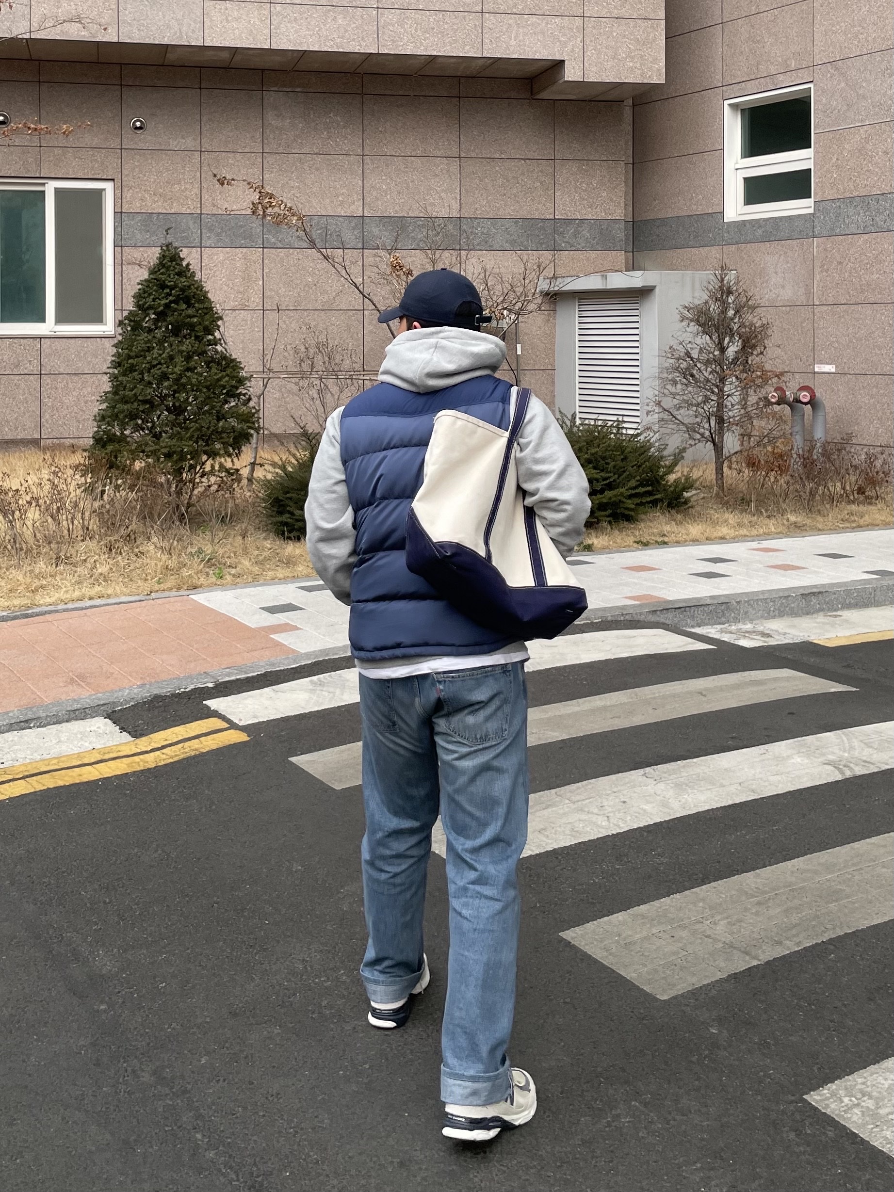 IDEA x New Era The Collier Cap Navy, Levi's 505 Regular Fit Jeans Light Indigo 착용 스타일 - 3