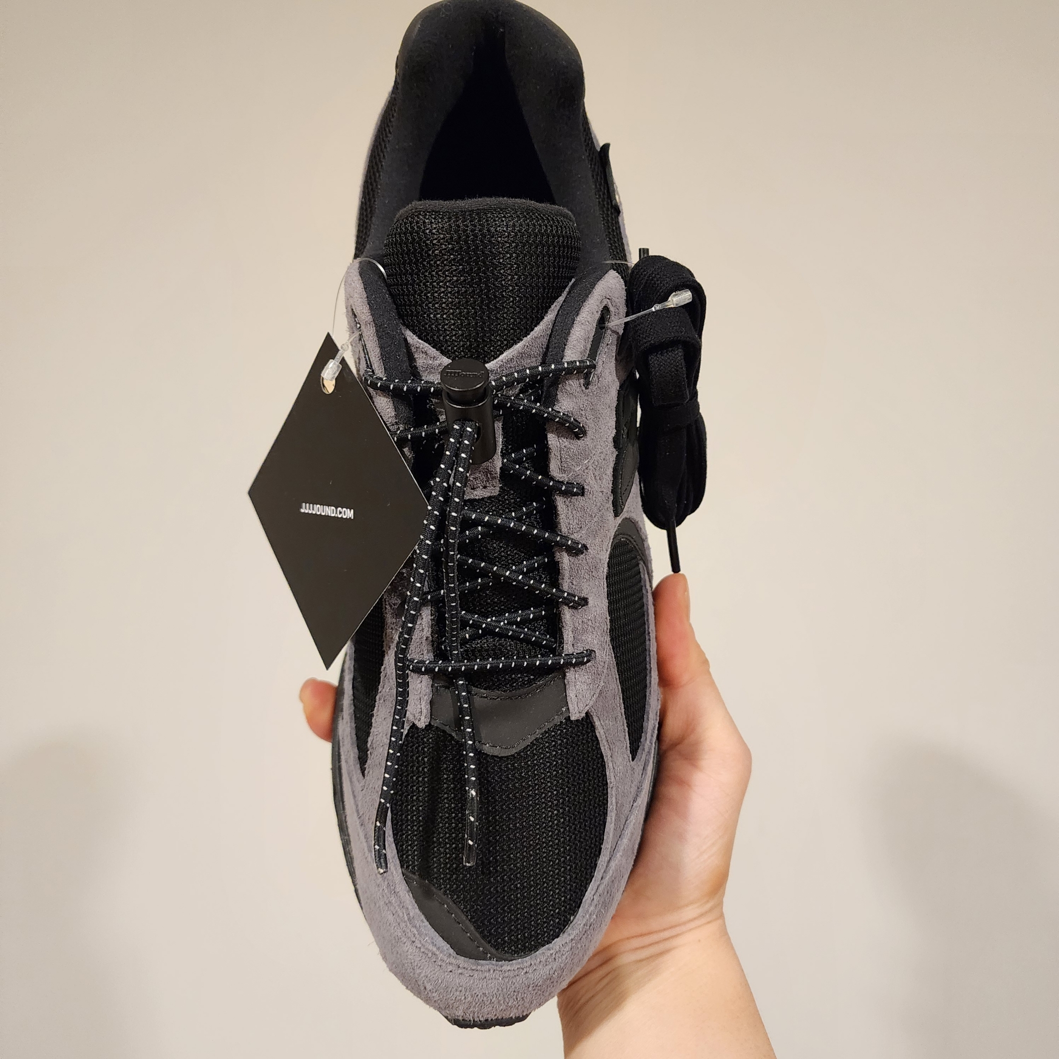 New Balance x JJJJound 2002R Gore-Tex Charcoal 착용 스타일 - 4