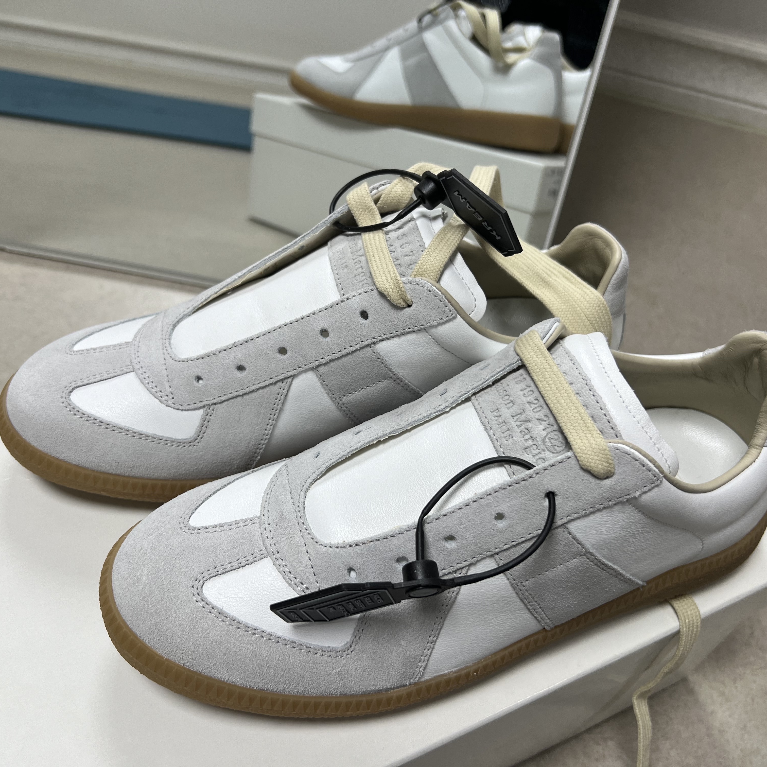 (W) Maison Margiela Calfskin Replica Sneakers White 착용 스타일