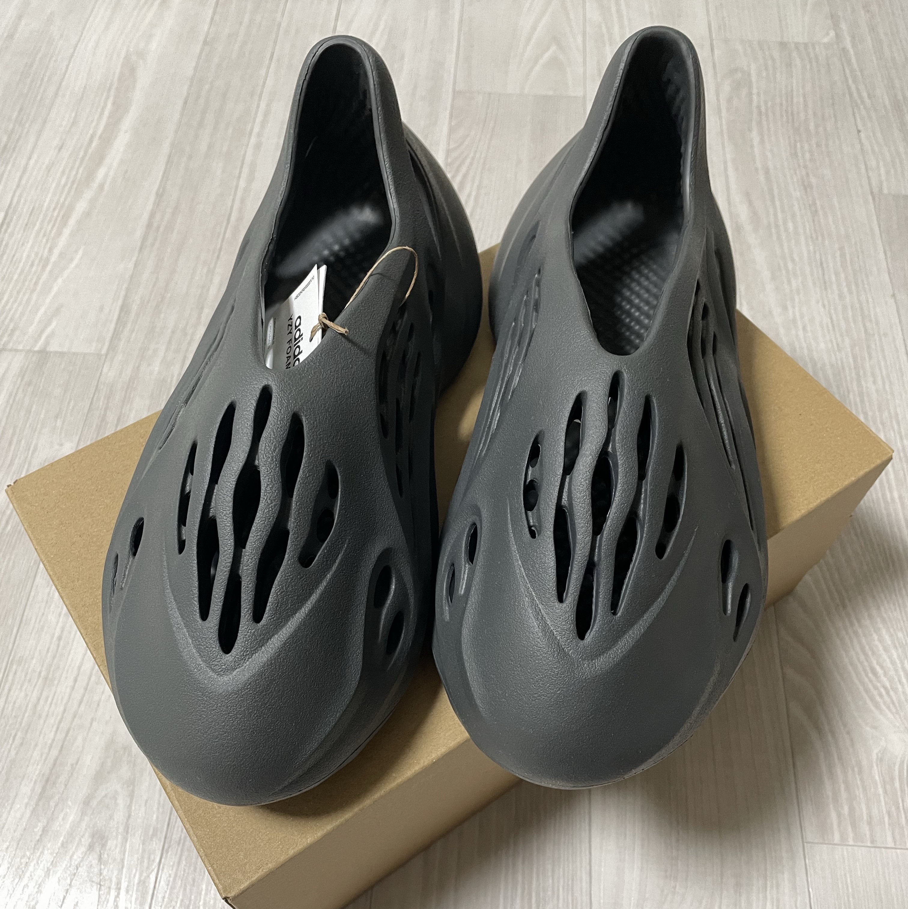 Adidas Yeezy Foam RNNR Carbon 착용 스타일