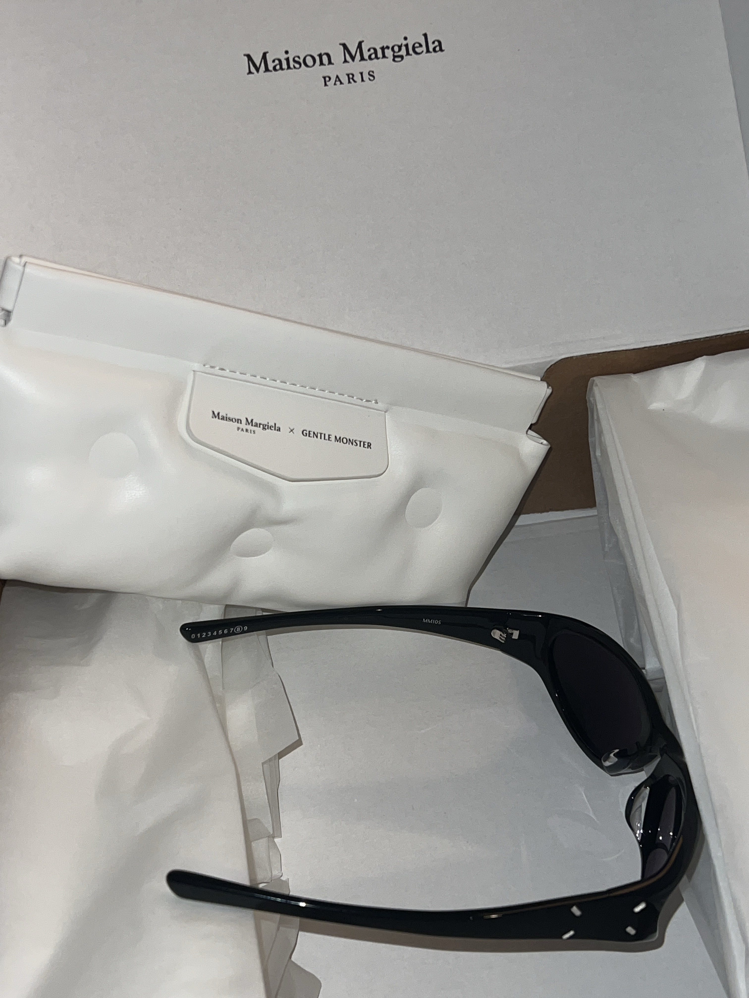 Gentle Monster x Maison Margiela MM105 Black Black 착용 스타일 - 1