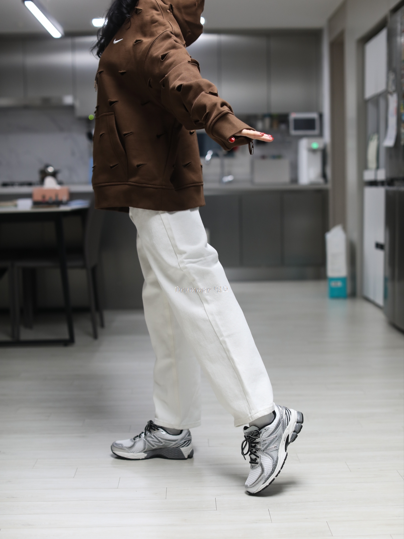 New Balance 860v2 Optic White, Nike x Jacquemus Swoosh Hoodie Cacao Wow - Asia 착용 스타일