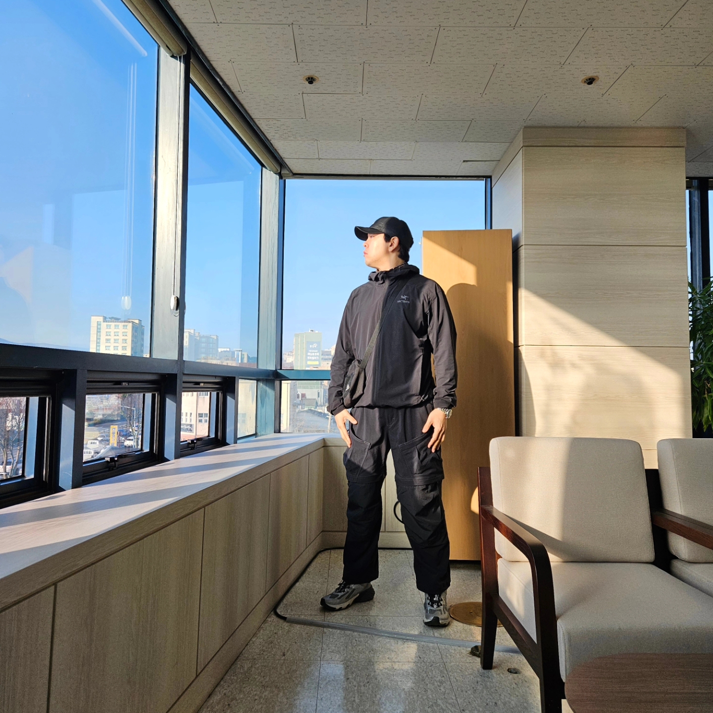 Arc'teryx Gamma Lightweight Hoody Black, Nike ACG Smith Summit Cargo Pants Black - Asia 착용 스타일 - 2