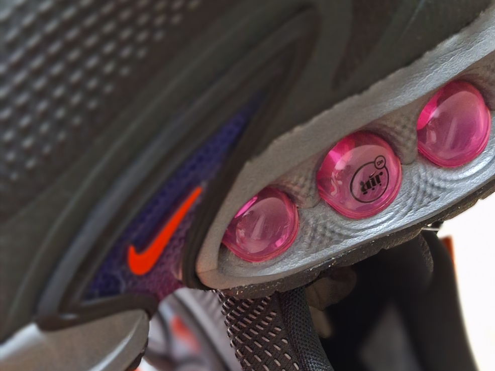 Nike Air Max Dn Black Light Crimson 착용 스타일 - 3
