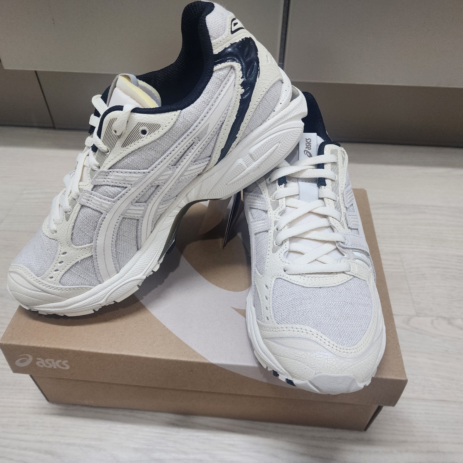 Asics Gel-Kayano 14 Imperfection Pack Cream 착용 스타일 - 1