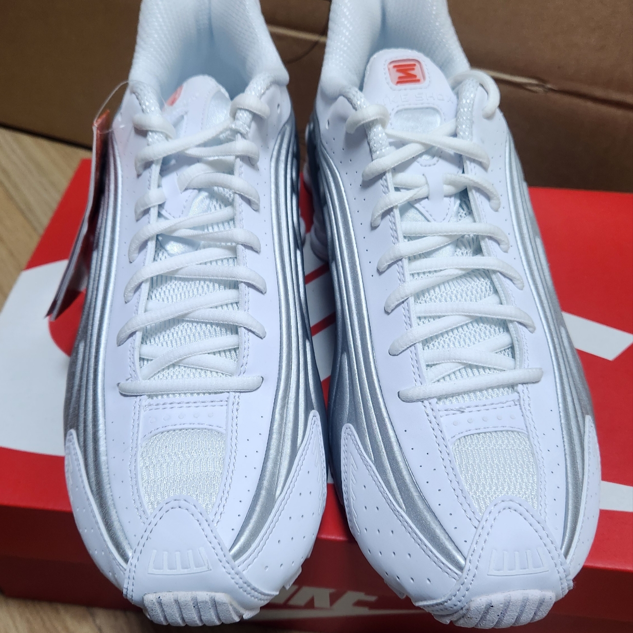 (W) Nike Shox R4 White Metallic Silver 착용 스타일 - 1