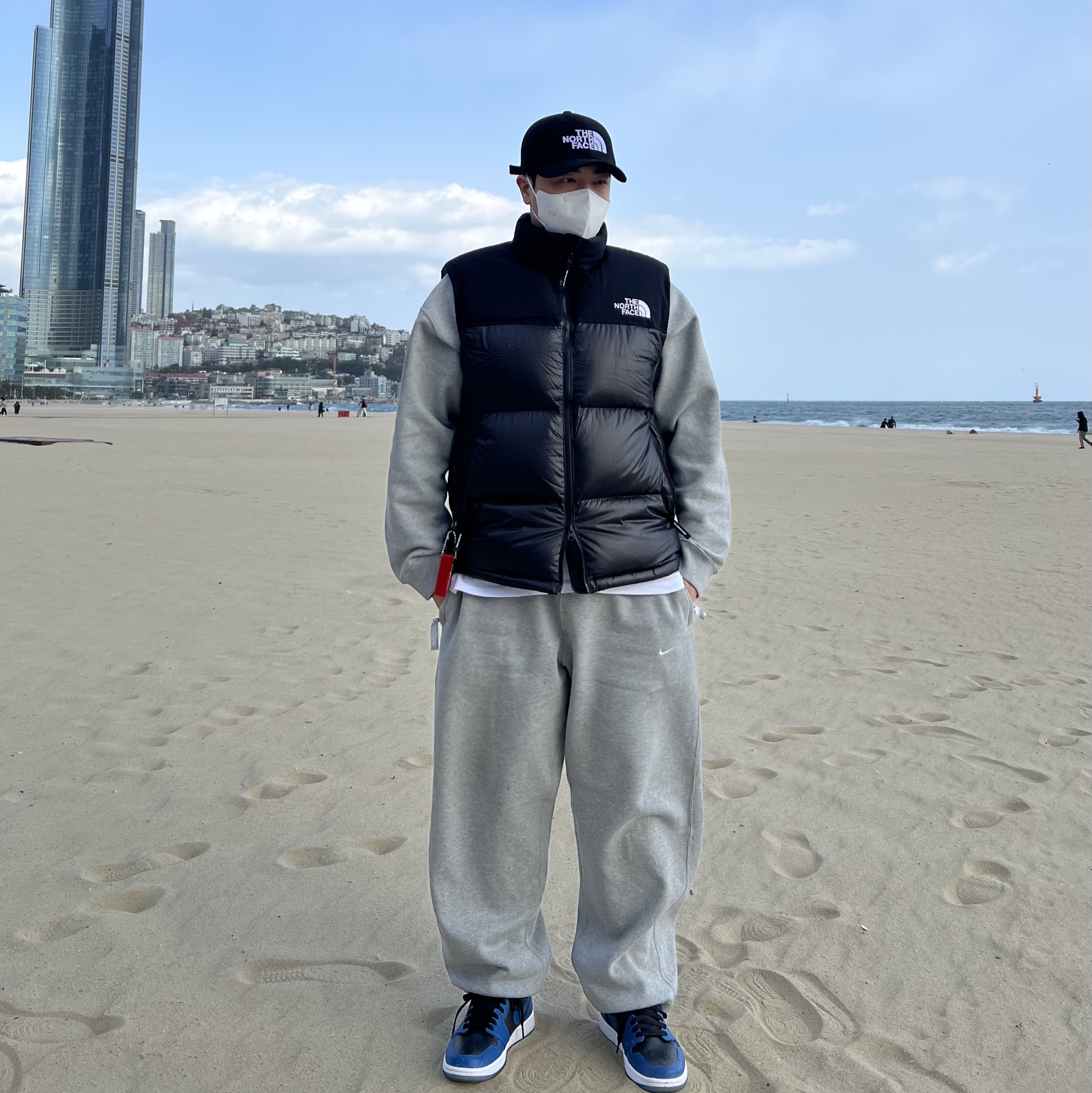 Jordan 1 Retro High OG Dark Marina Blue, The North Face White Label Novelty Nuptse Down Vest Black 착용 스타일