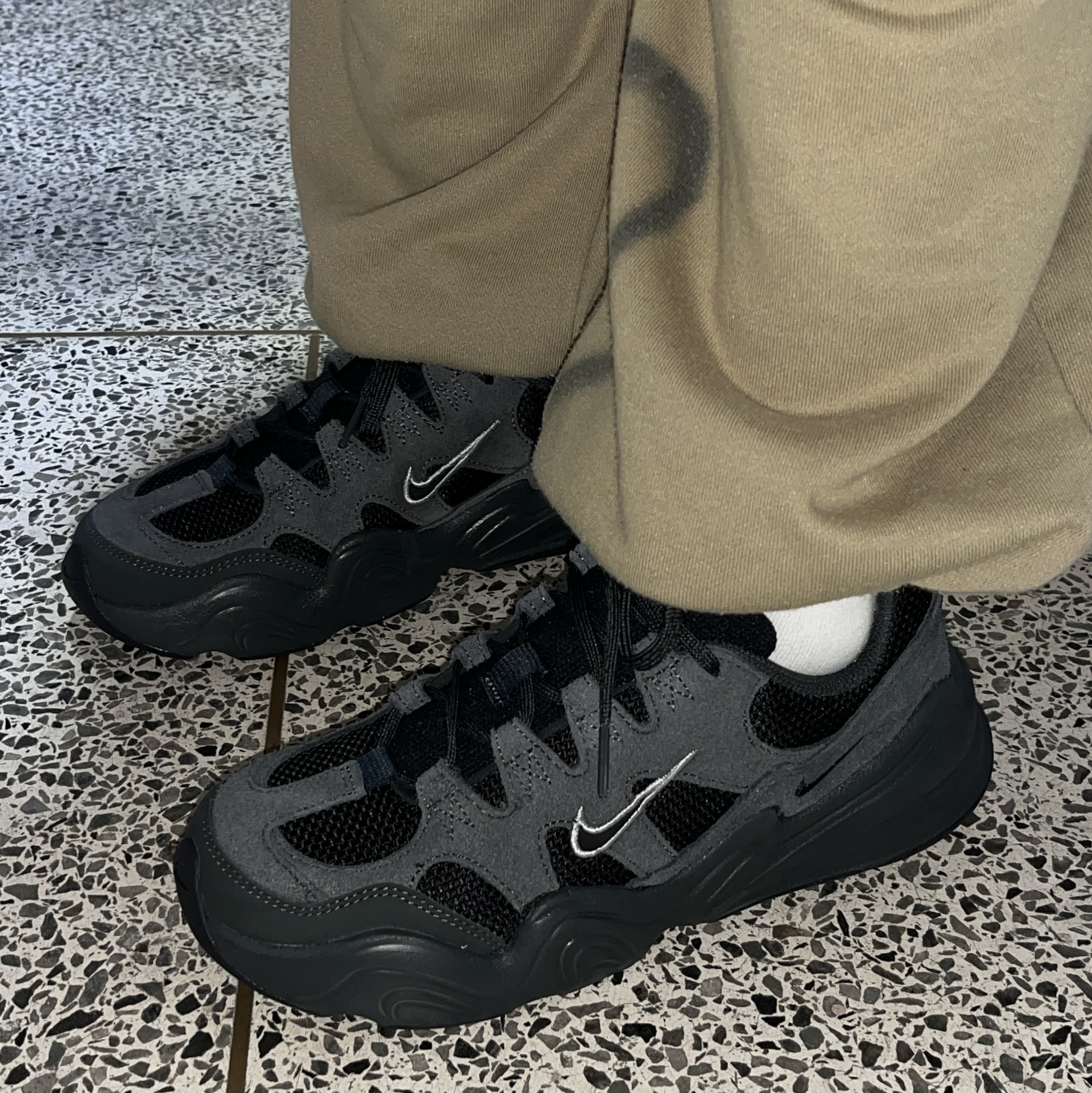(W) Nike Tech Hera Anthracite Light Smoke Grey 착용 스타일