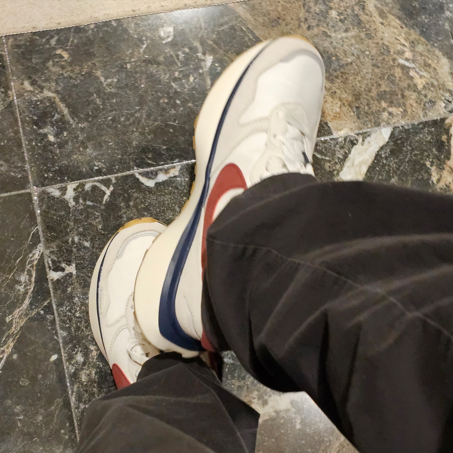 (W) Nike Phoenix Waffle Light Bone Midnight Navy 착용 스타일 - 2