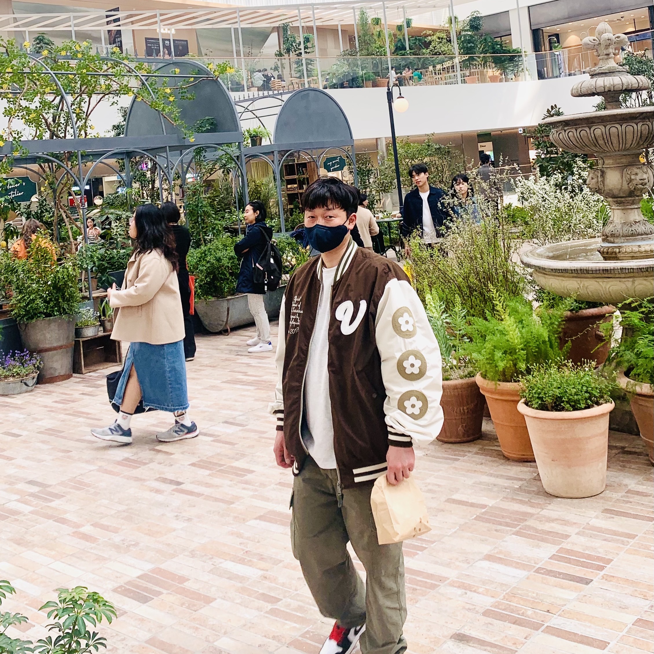 Vandy The Pink x Alpha Industries Bomber Jacket Lead Gray, Jordan 1 Retro Low OG Black Toe 착용 스타일