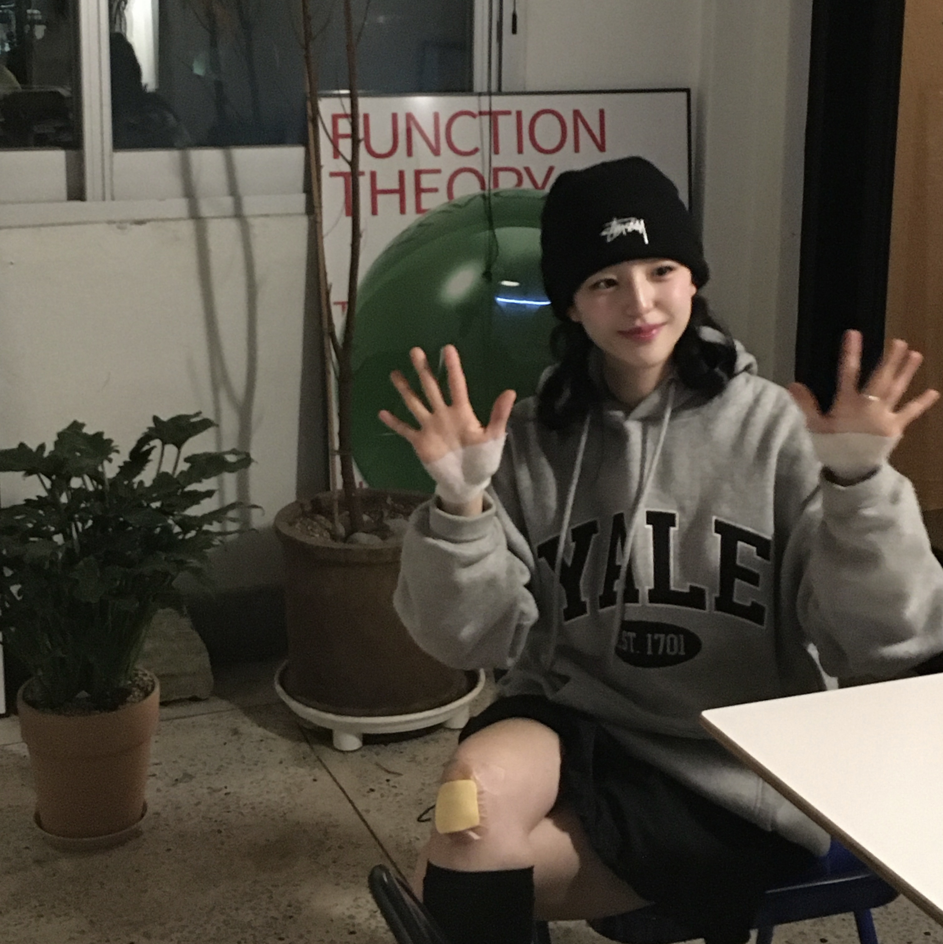 Stussy Stock Cuff Beanie Black 착용 스타일 - 1