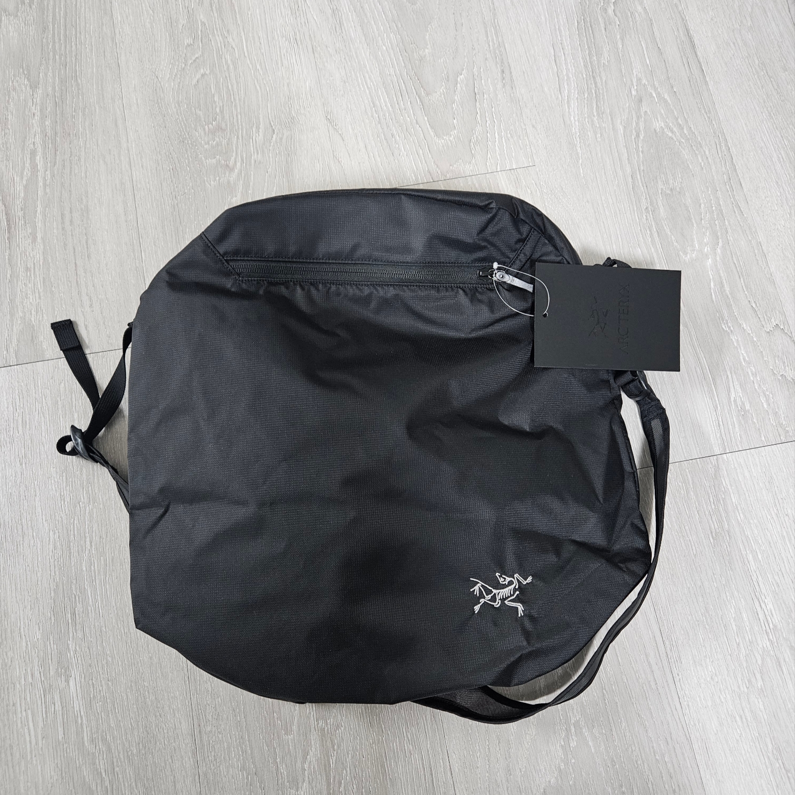 Arc'teryx Heliad 12 Tote Black 착용 스타일