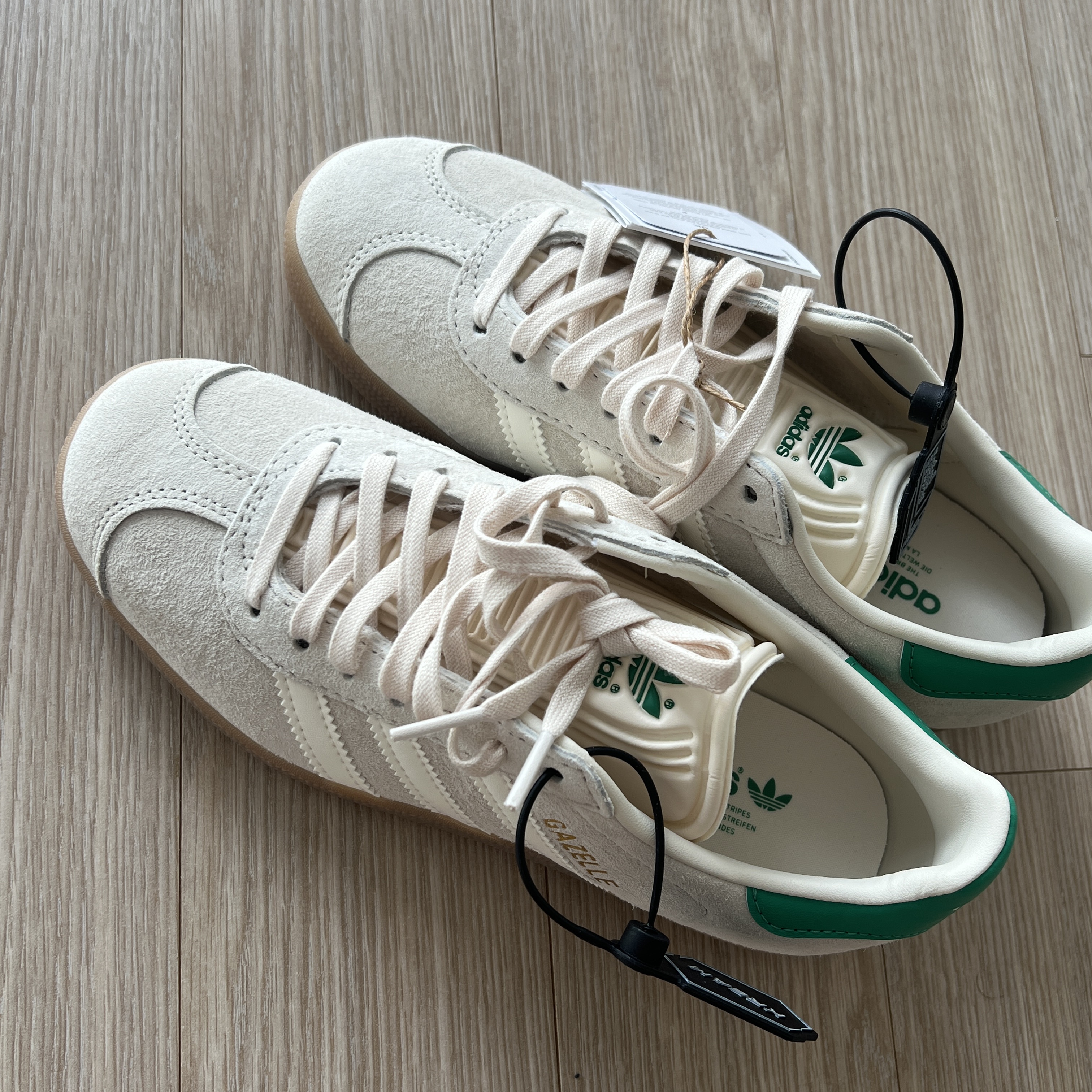 (W) Adidas Gazelle Wonder White Cream White 착용 스타일
