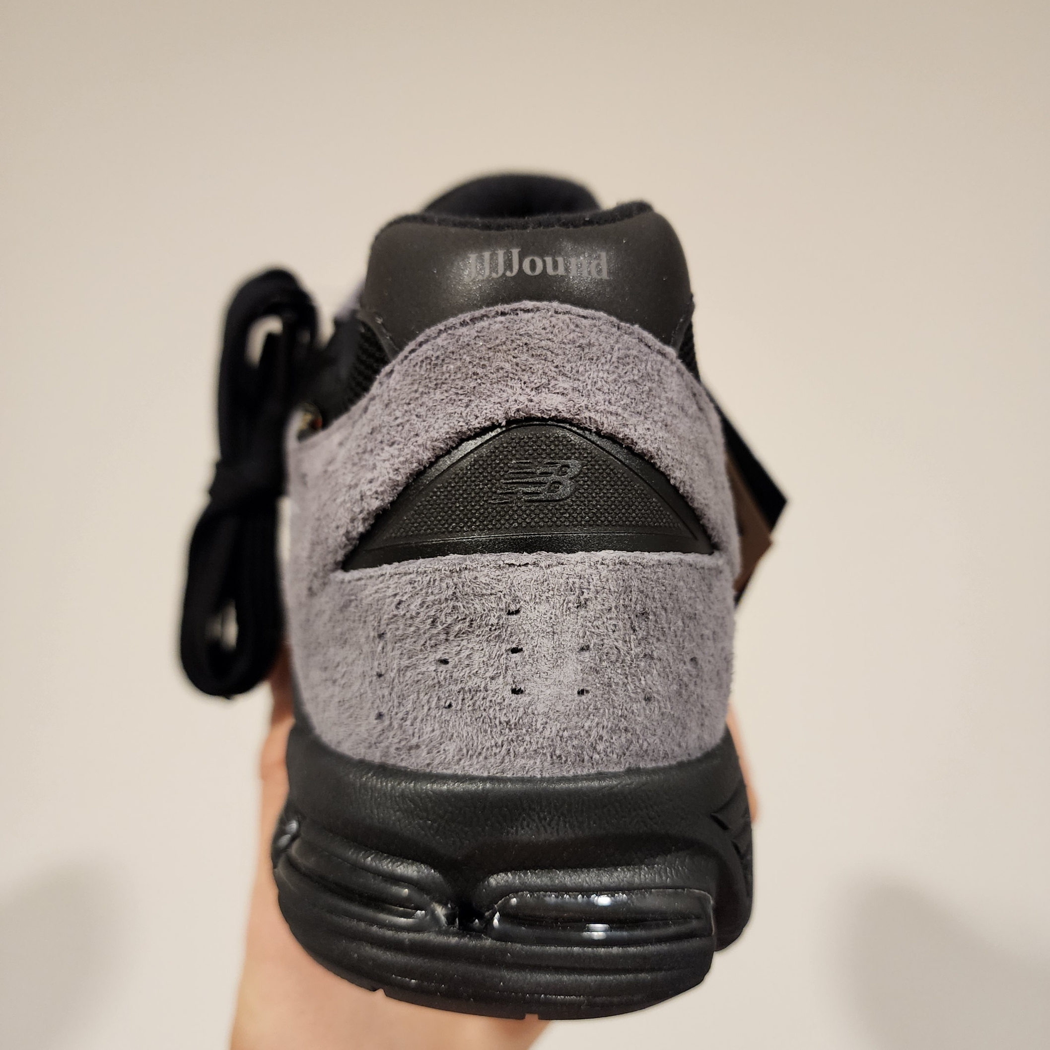 New Balance x JJJJound 2002R Gore-Tex Charcoal 착용 스타일 - 3