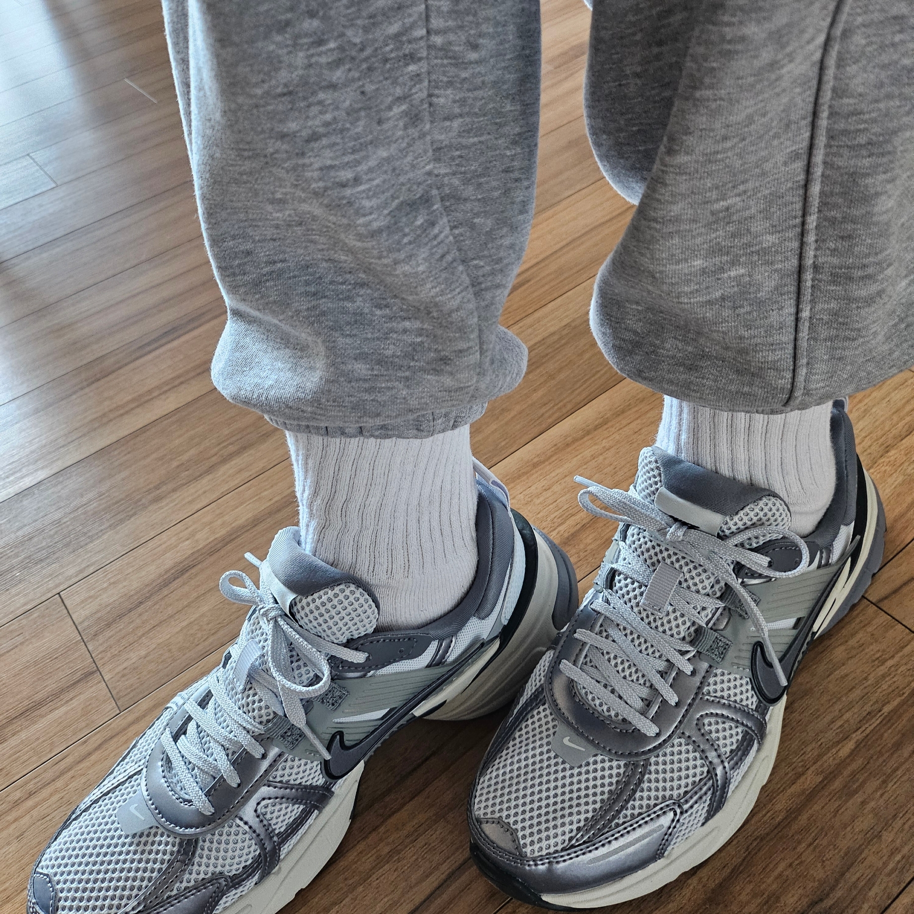 Nike V2K Run Pure Platinum Wolf Grey 착용 스타일