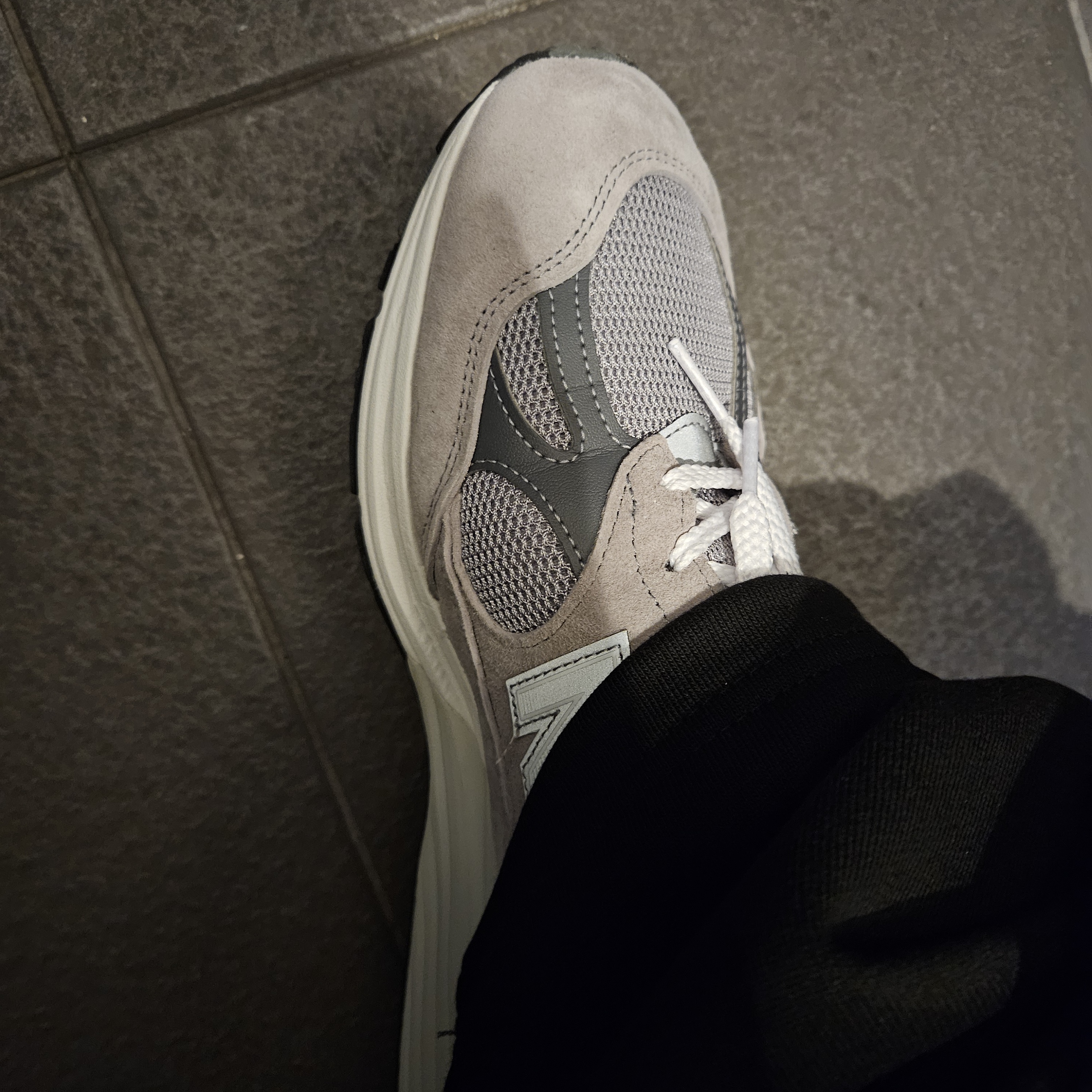 New Balance 991v2 Made in UK Rock Ridge Alloy Silver 착용 스타일