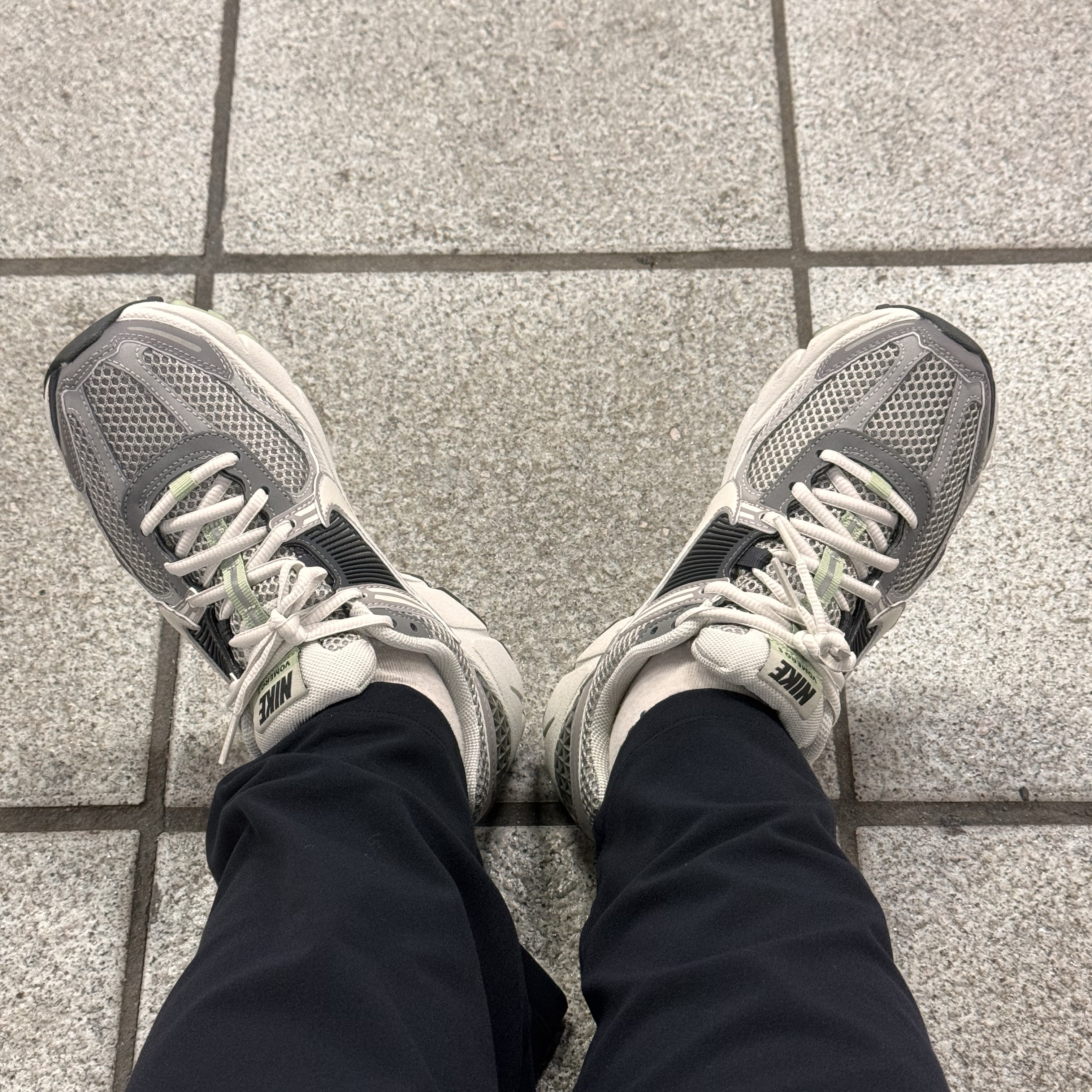 (W) Nike Zoom Vomero 5 Cobblestone and Flat Pewter 착용 스타일 - 1