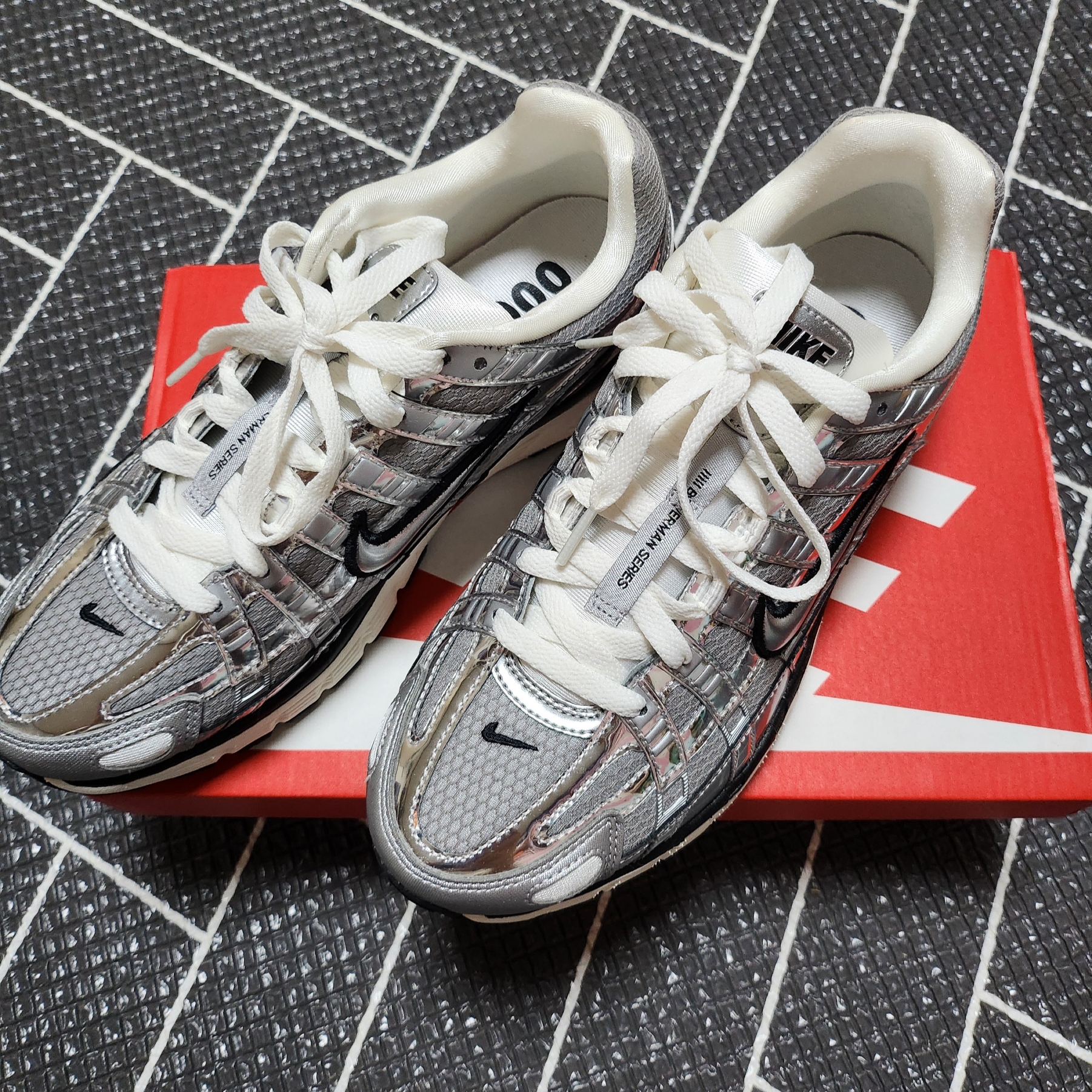 Nike P-6000 Metallic Silver 착용 스타일 - 3
