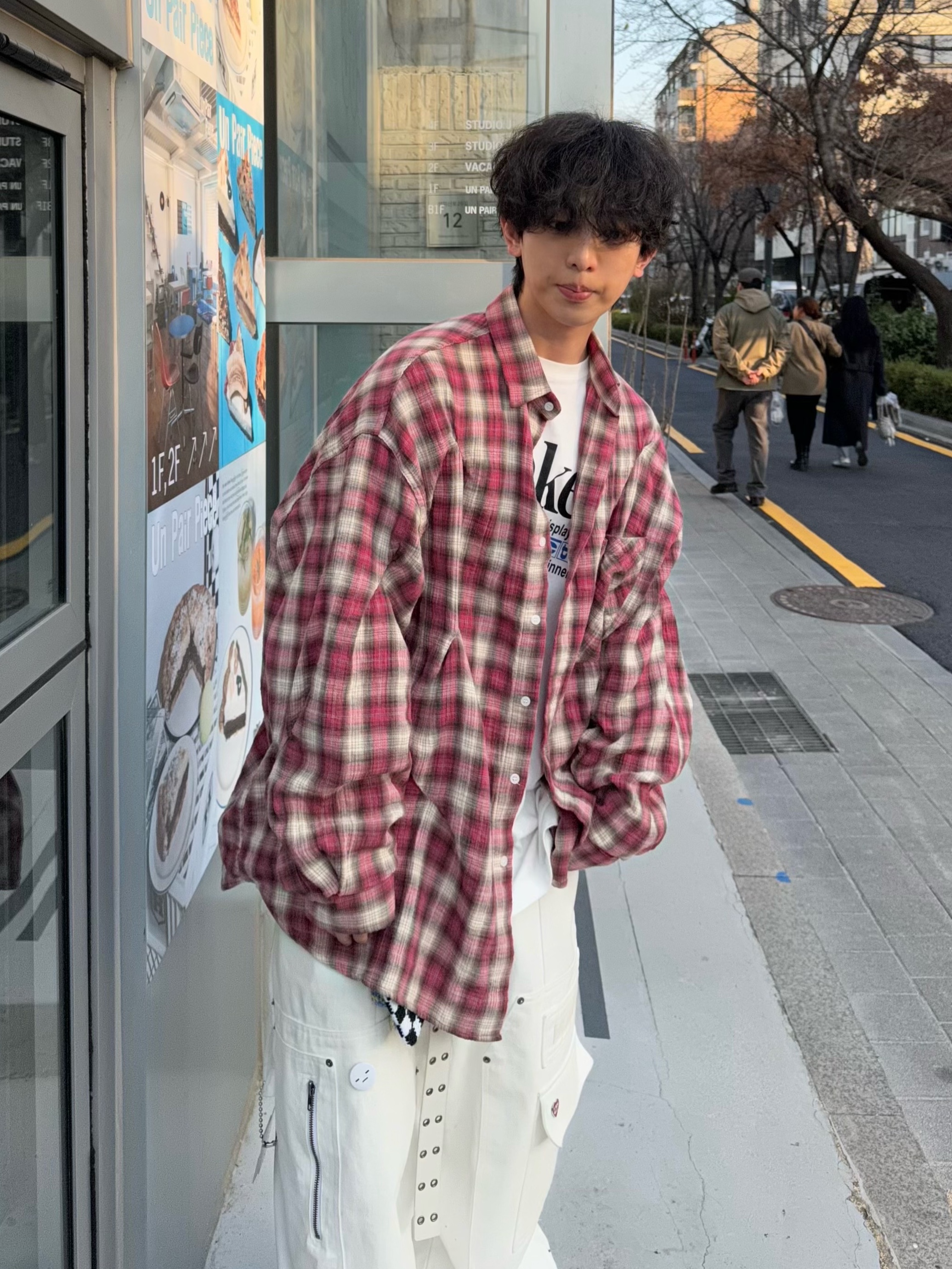 Nos Couleurs x Koin x Llud Rivet Carpenter Pants White, Nos Couleurs Check Bite Shirts Cherry 착용 스타일 - 2
