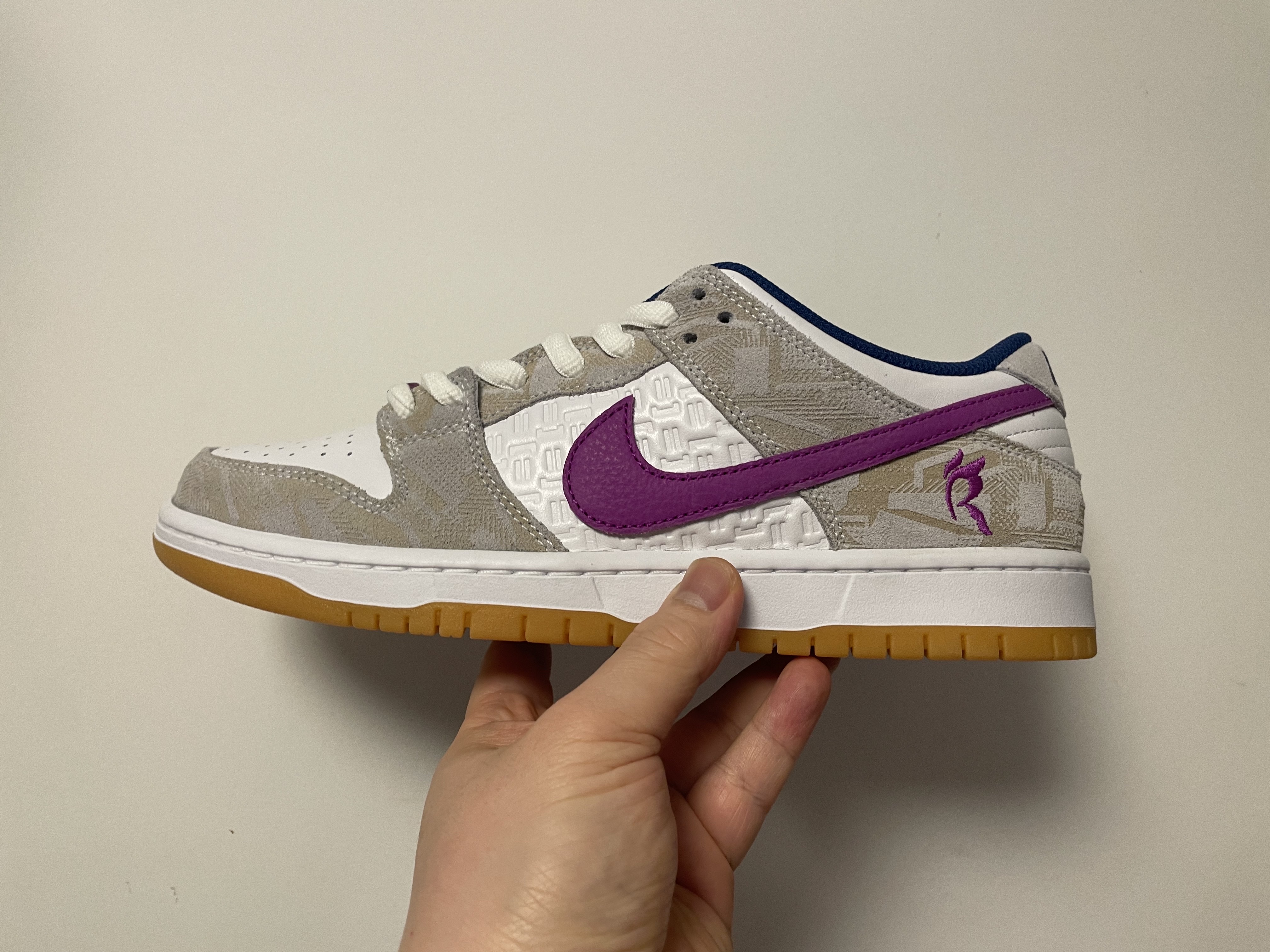 Nike x Rayssa Leal SB Dunk Low PRM Pure Platinum Vivid Purple 착용 스타일 - 1