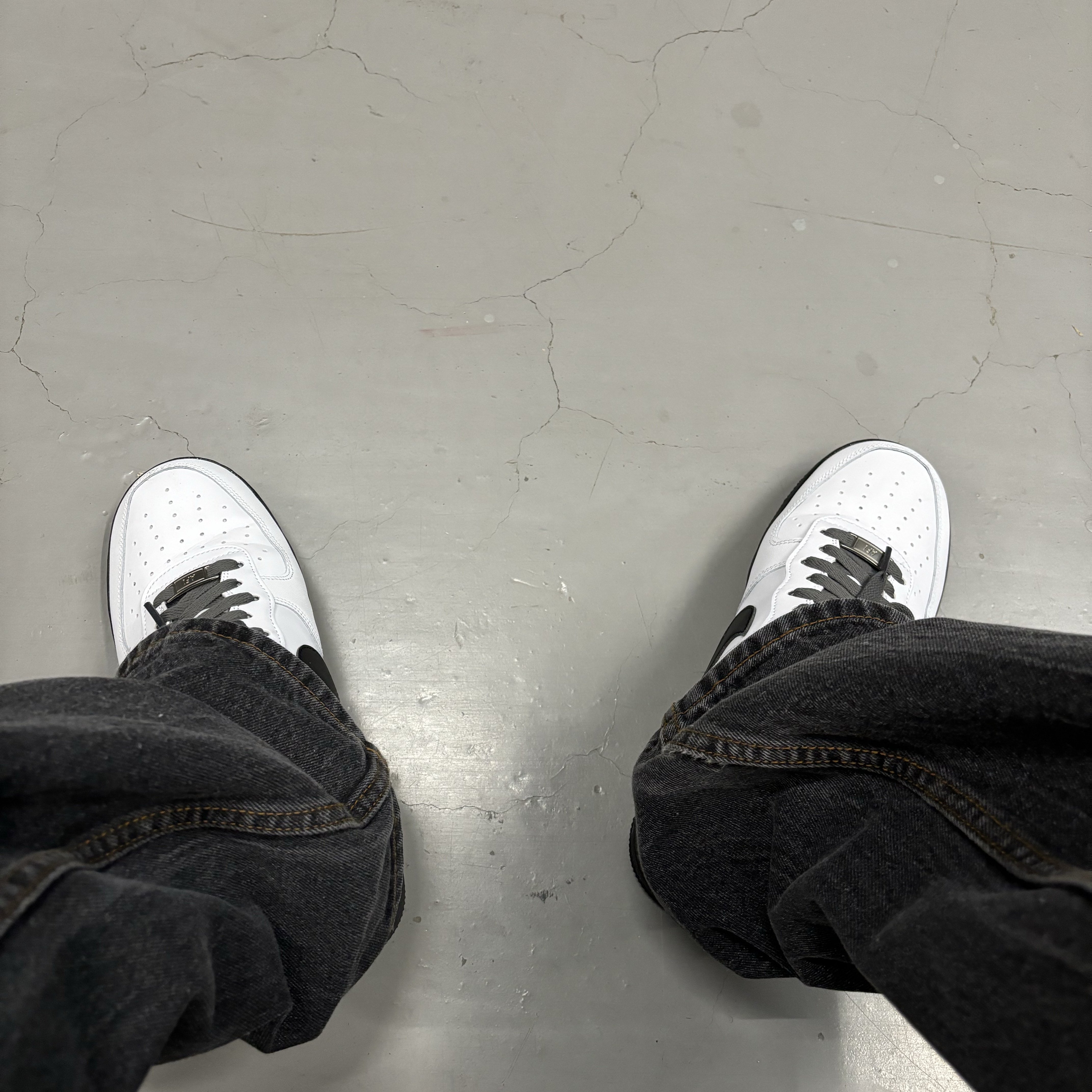 Nike Air Force 1 Low White Black Midsole 착용 스타일