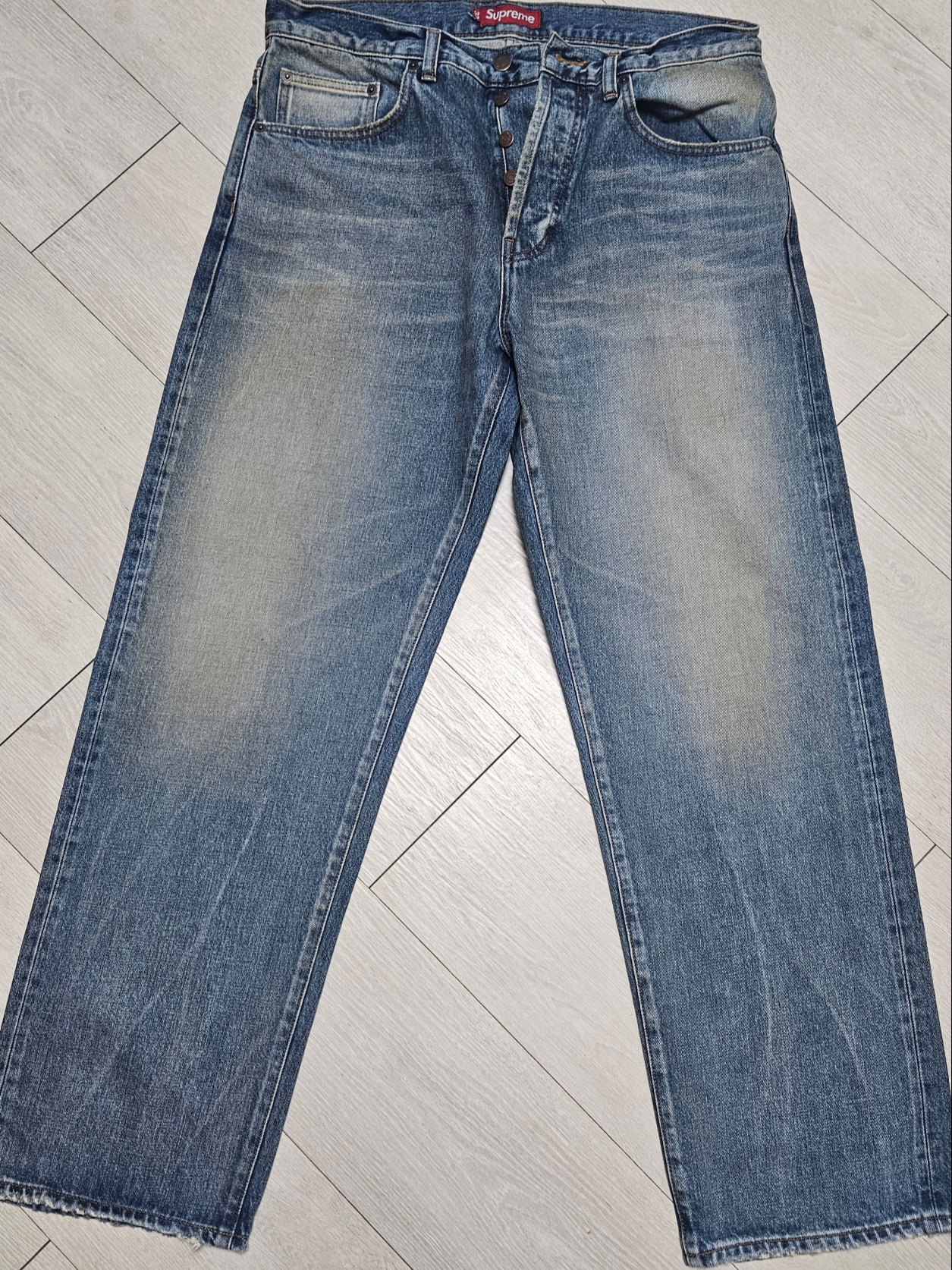 Supreme Distressed Loose Fit Selvedge Jean Washed Indigo - 24SS, Supreme Futura Hooded Sweatshirt Dark Olive - 24SS 착용 스타일 - 3