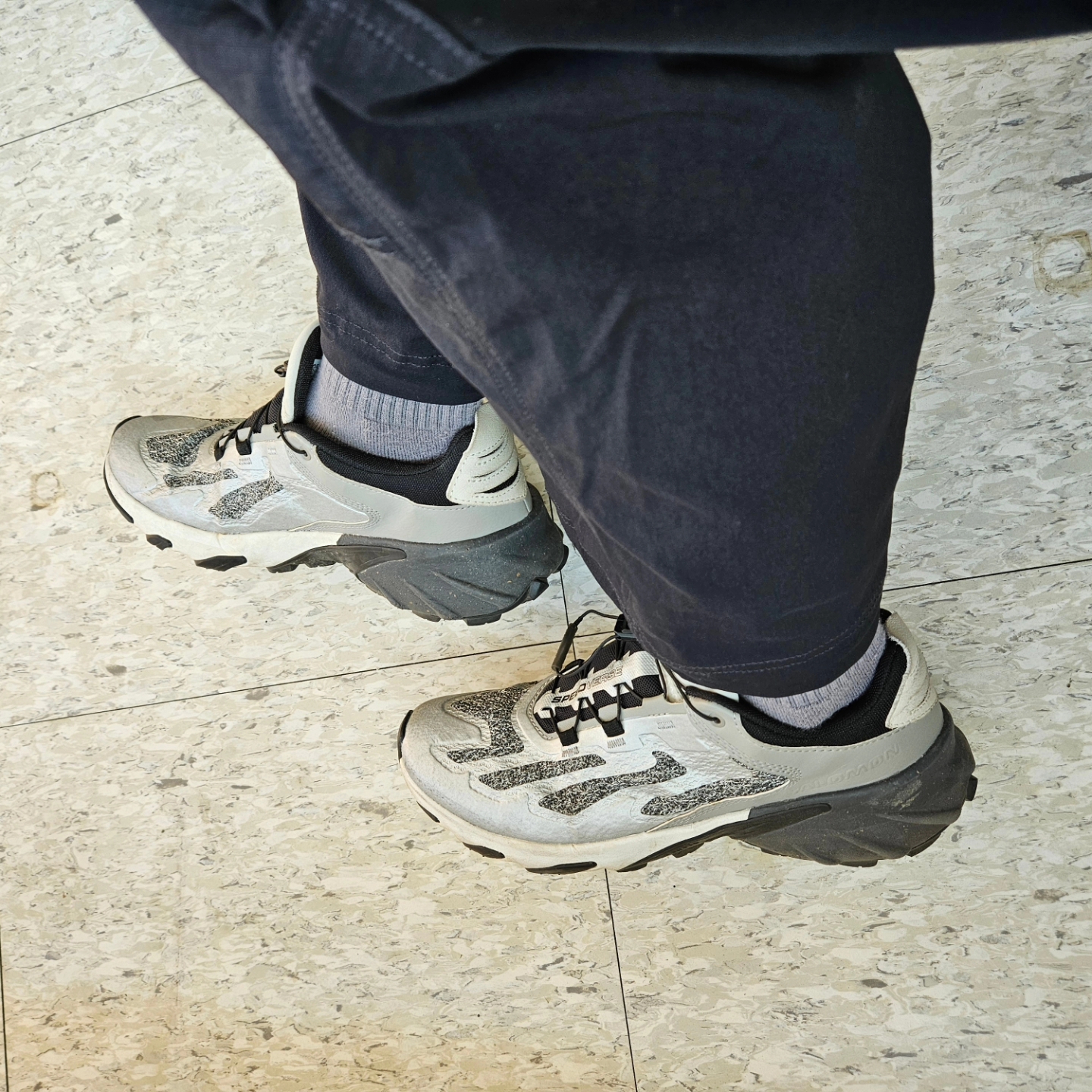 Arc'teryx Gamma Lightweight Hoody Black, Nike ACG Smith Summit Cargo Pants Black - Asia 착용 스타일 - 7
