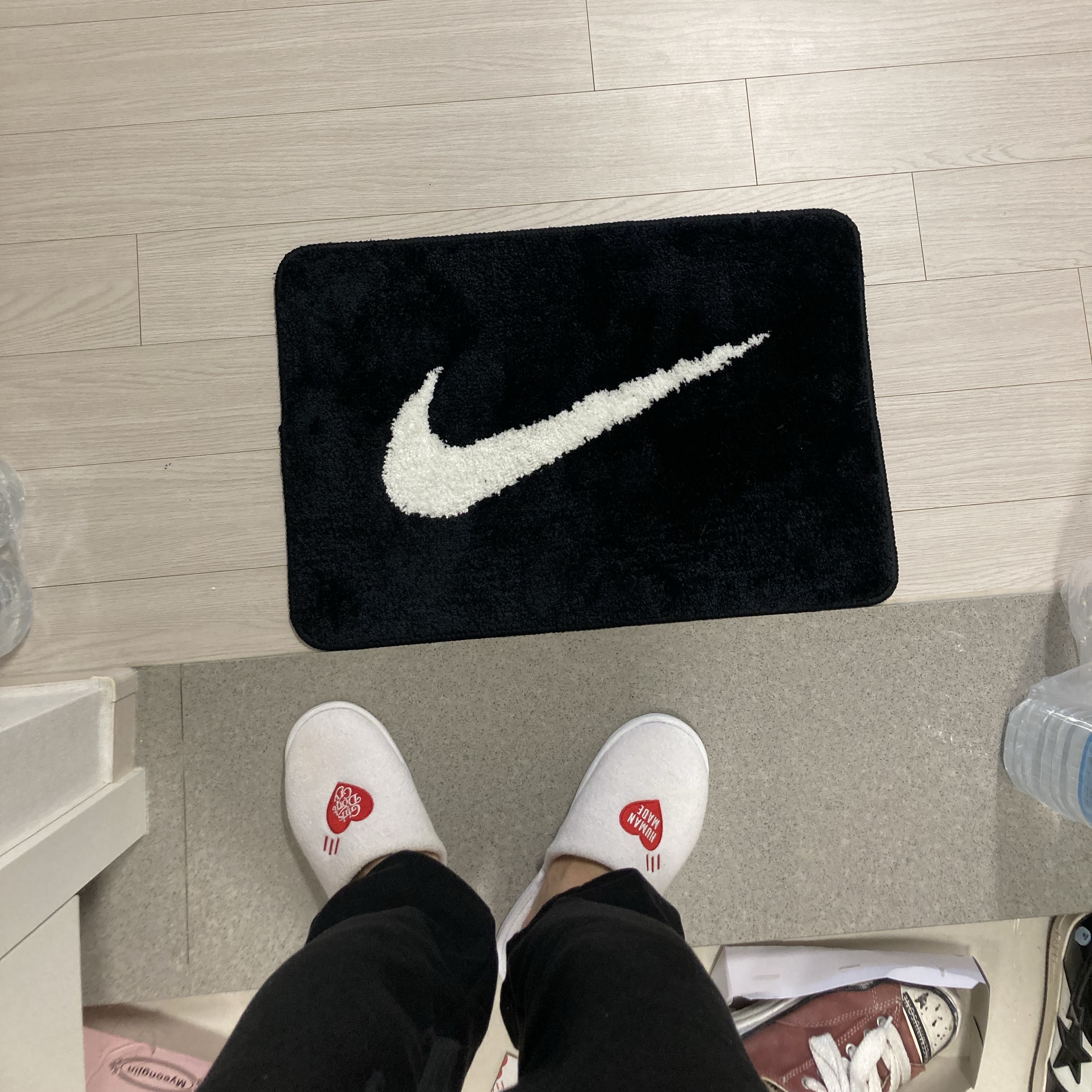 Nike Swoosh Rug Black White, Human Made x Verdy Girls Don't Cry Room Slippers Red 착용 스타일