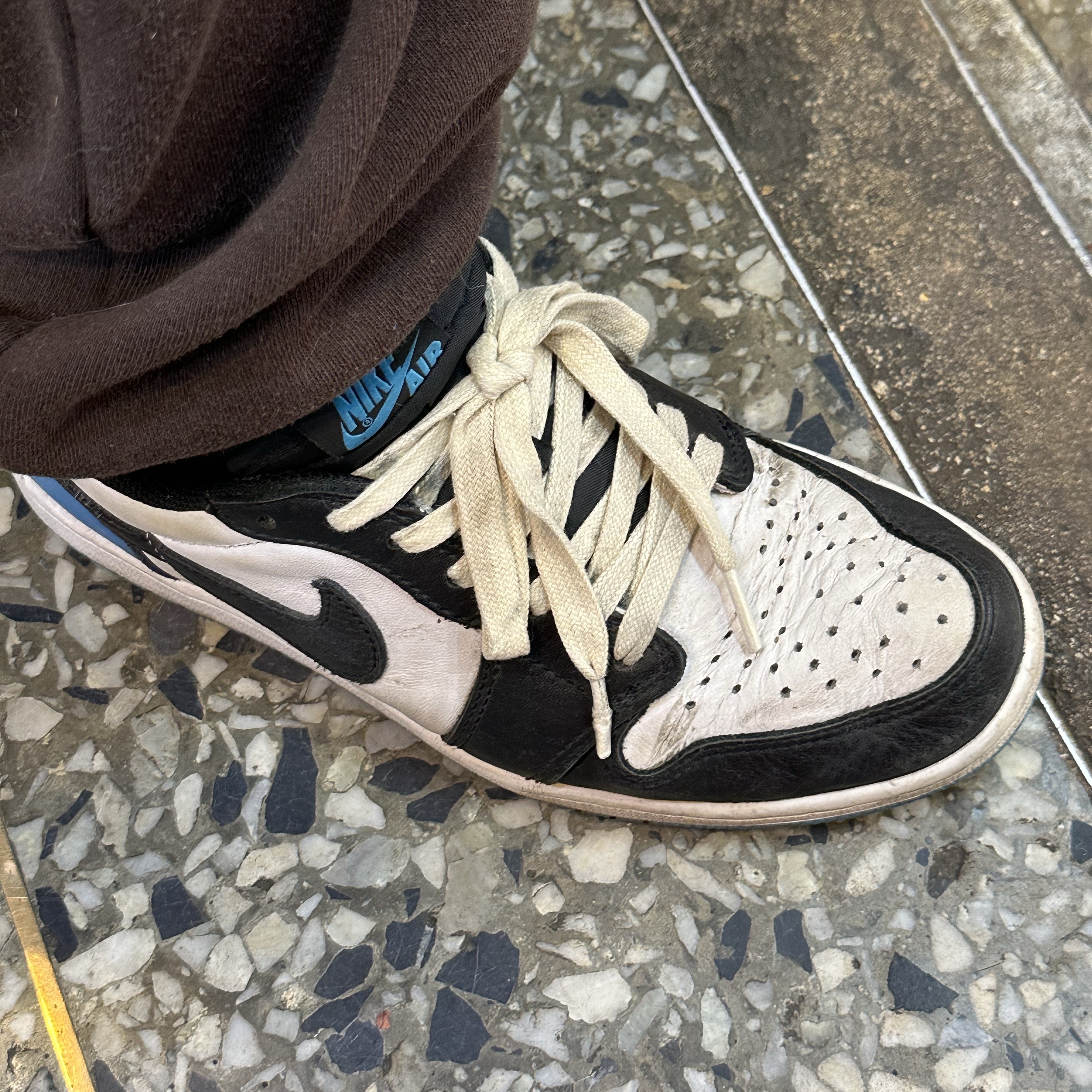 Jordan 1 Retro Low OG Black and Dark Powder Blue 착용 스타일