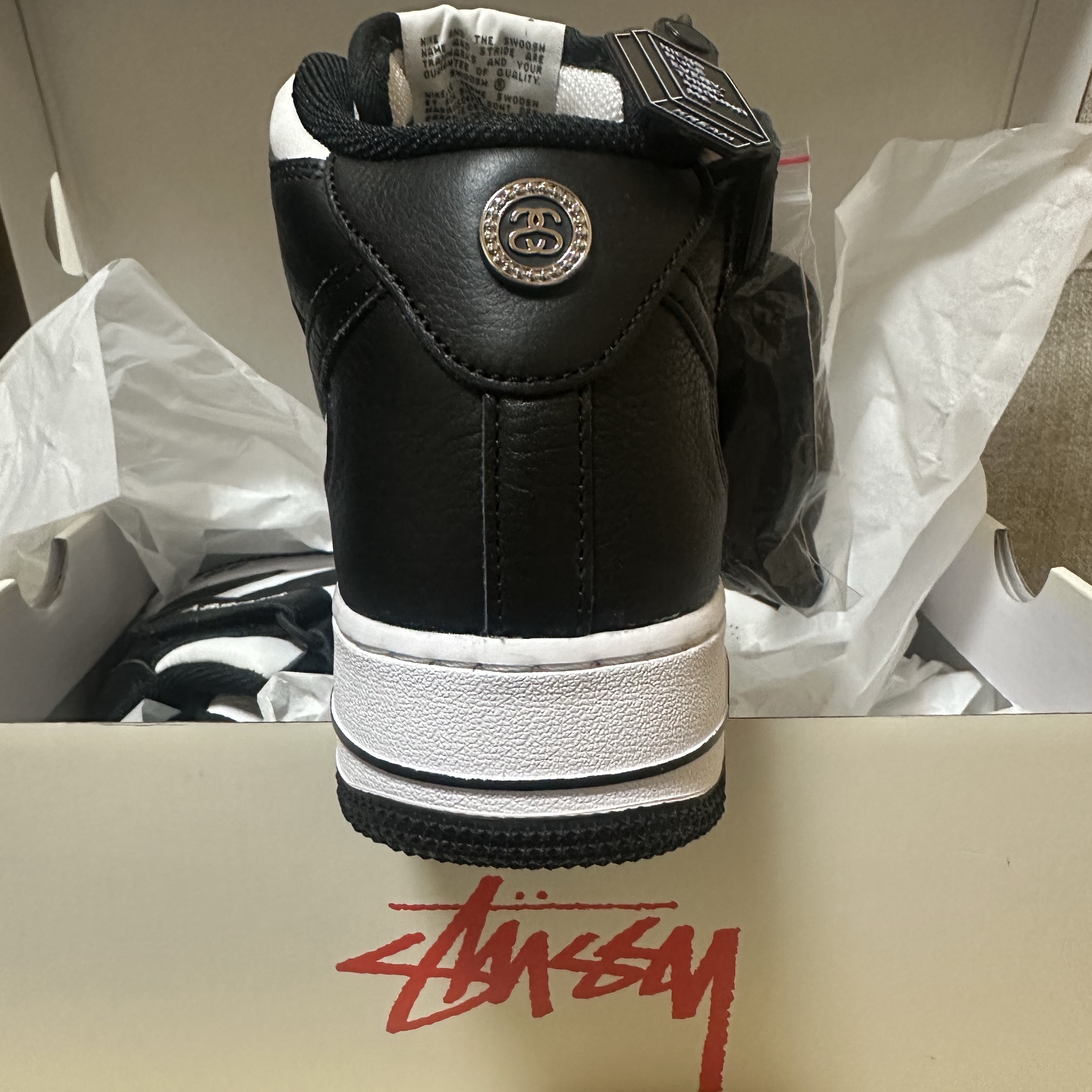 Nike x Stussy Air Force 1 '07 Mid SP Black and Light Bone 착용 스타일 - 2