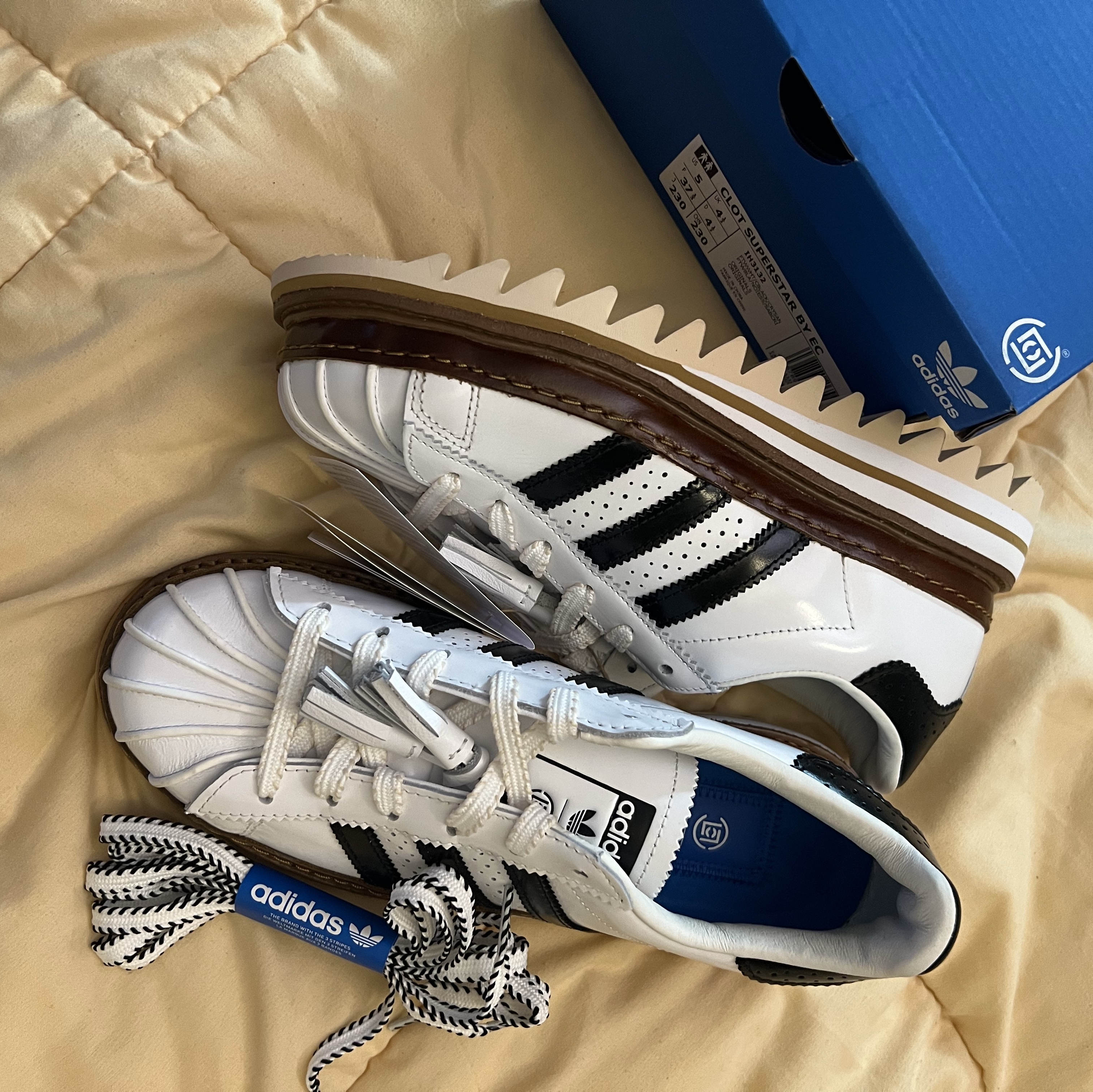 Adidas x Clot Superstar Cloud White Core Black 착용 스타일