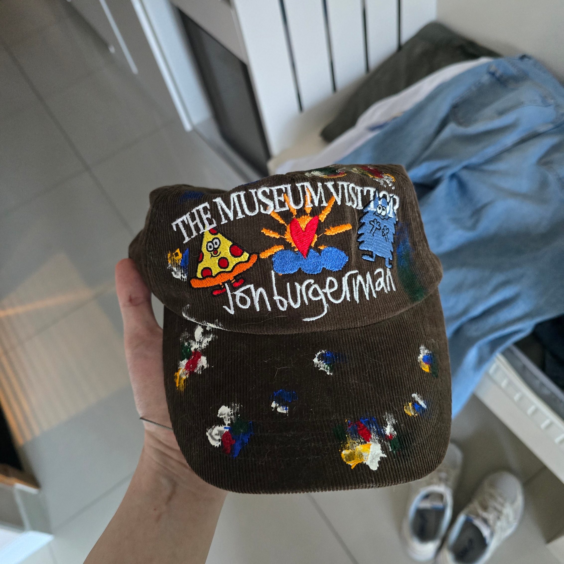 The Museum Visitor x Jon Burgerman Hand Painted Pizza & Poch Corduroy Ball Cap Brown 착용 스타일