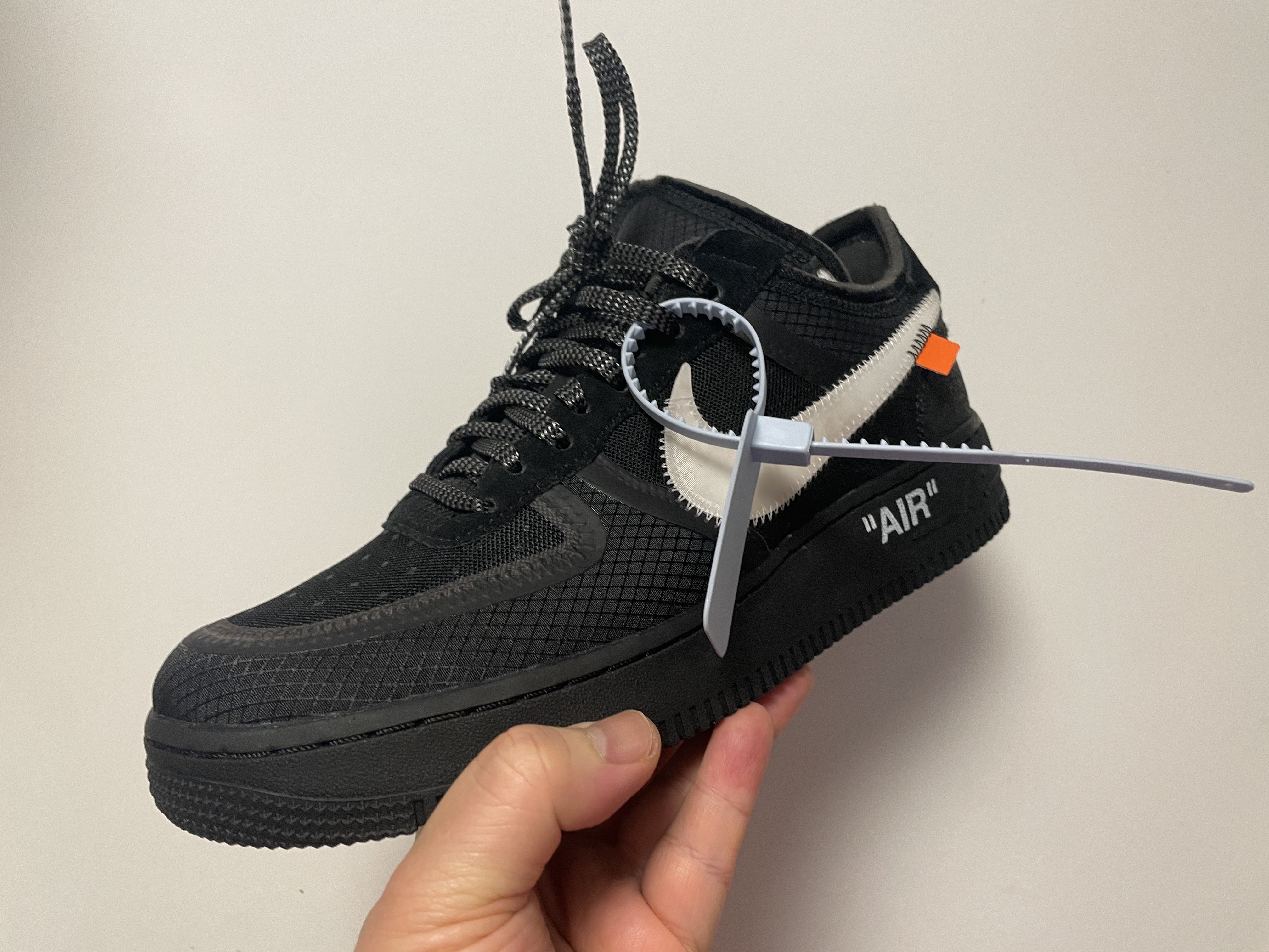 Nike x Off-White Air Force 1 Low Black White 착용 스타일 - 3