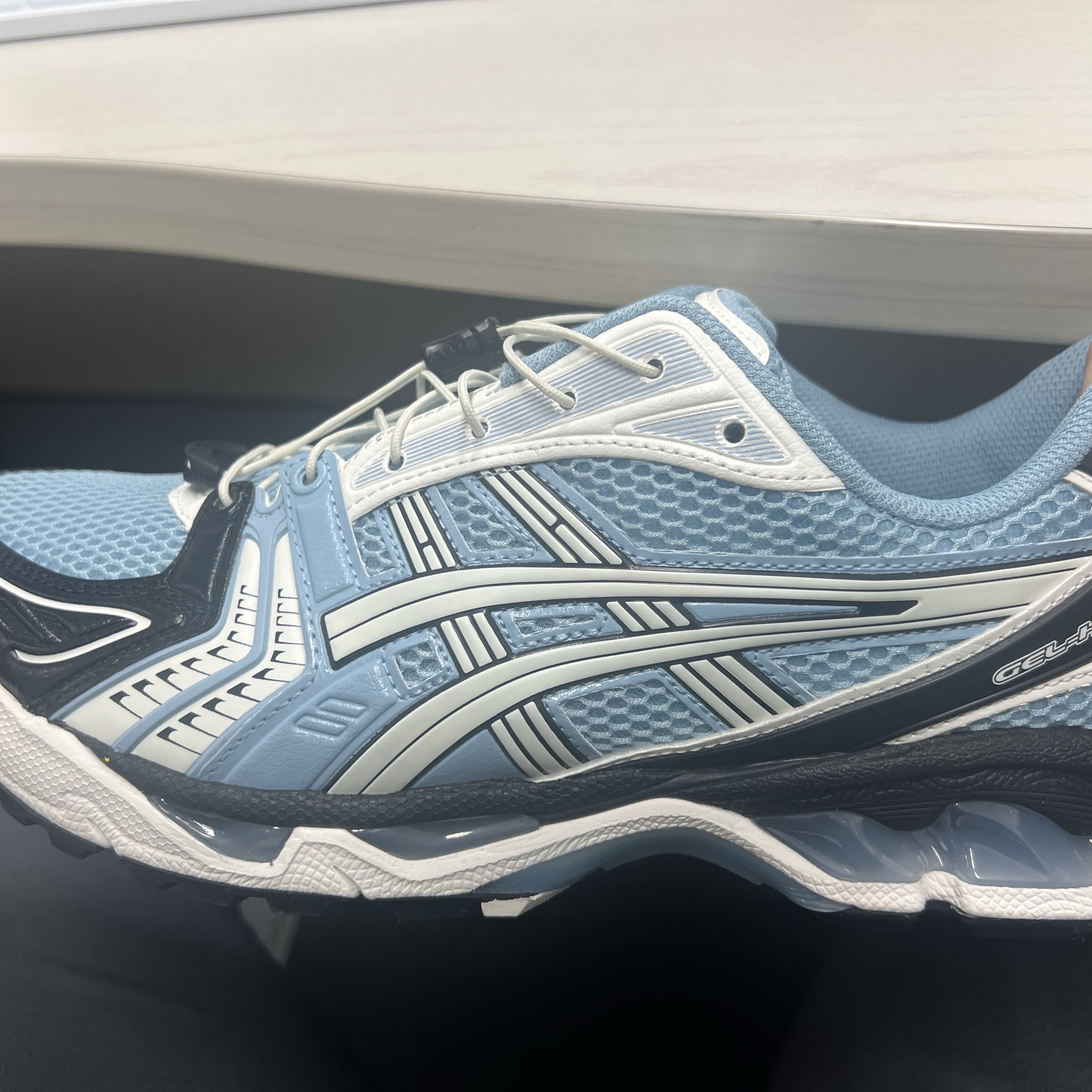 Asics Unlimited Gel-Kayano 14 Mist Cream 착용 스타일 - 1