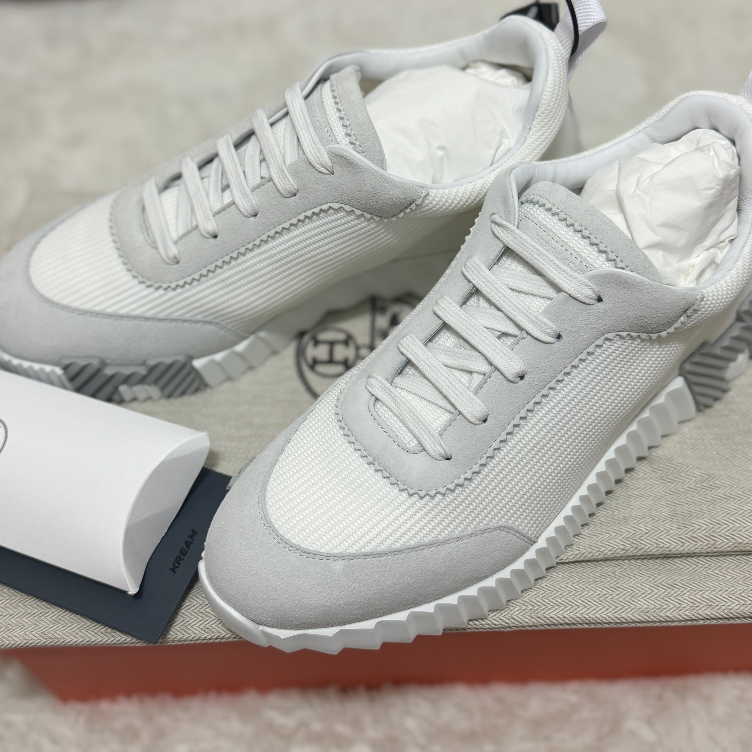 Hermes Bouncing Sneakers Mesh Suede Goatskin & Blanc Blanc 착용 스타일 - 2