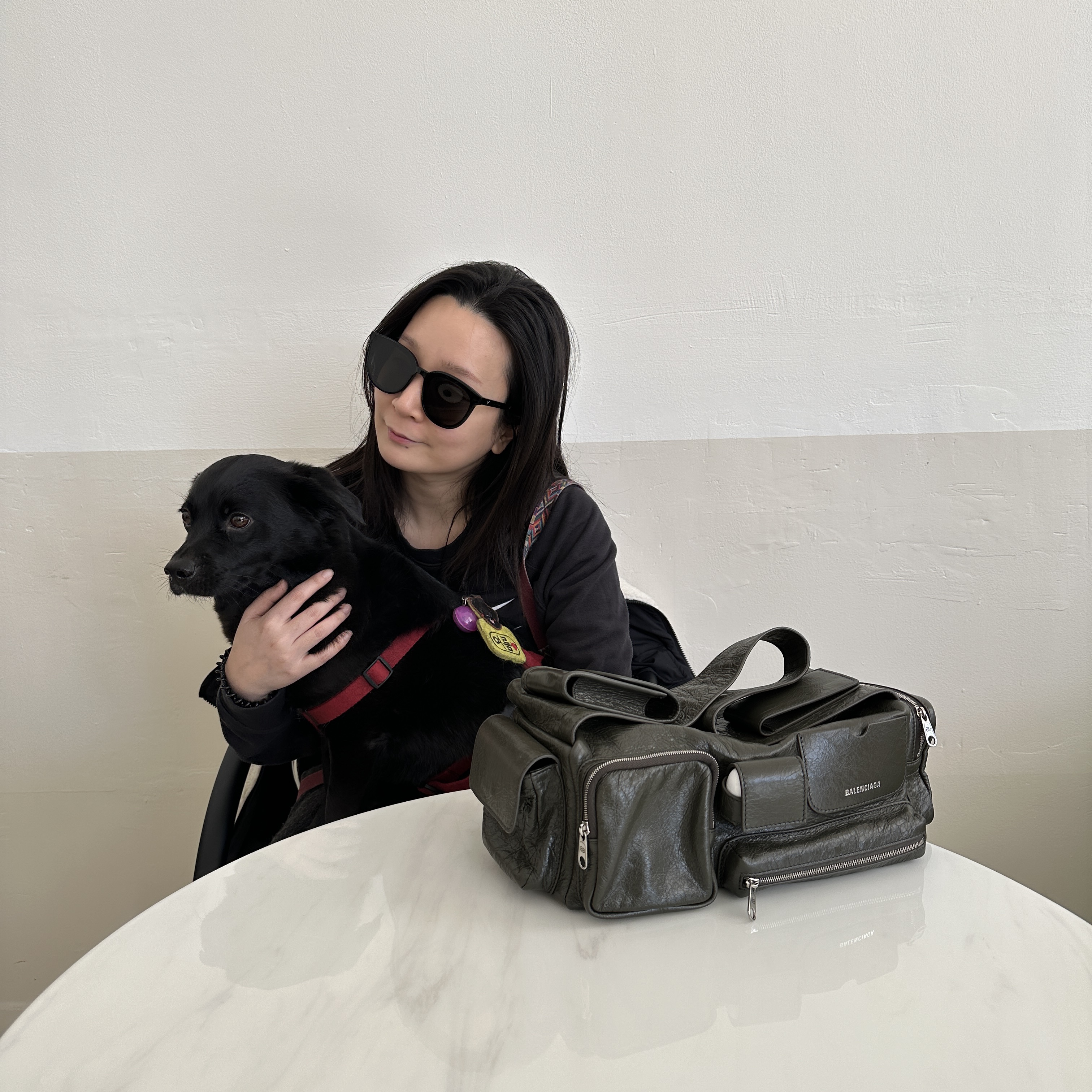 Balenciaga Superbusy Small Sling Bag Dark Green, Gentle Monster x Maison Margiela MM006 Black Black 착용 스타일